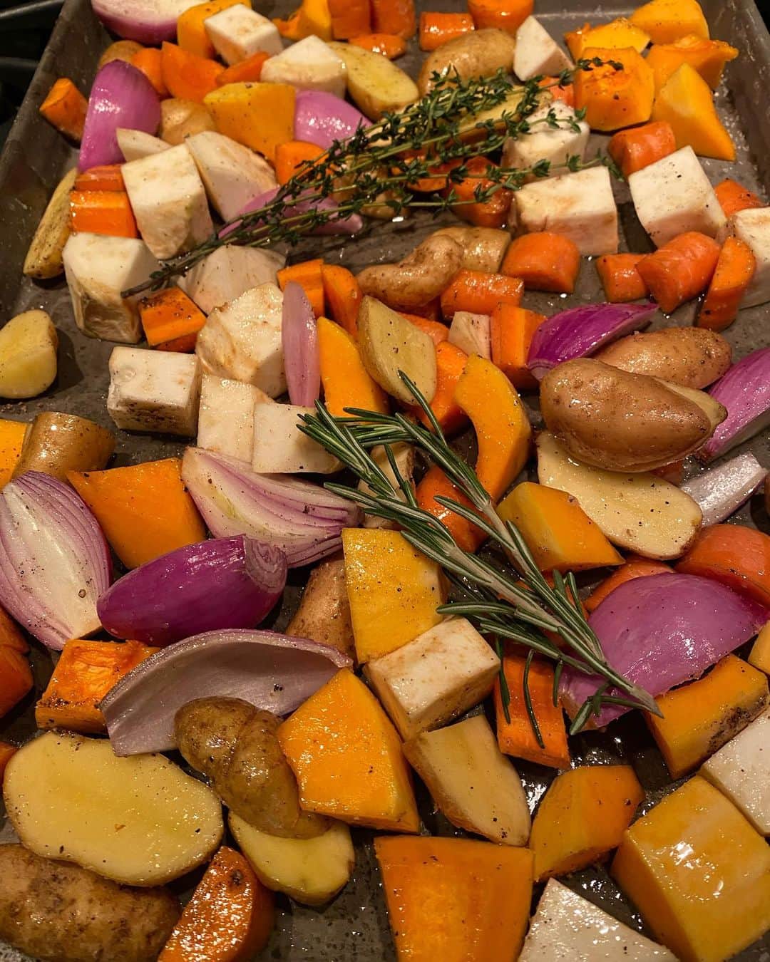 アイナ・ガーテンのインスタグラム：「Roasted root vegetables going into the oven for dinner!  Comfort food that’s also good for you.  Thanks @missyarobbins !」