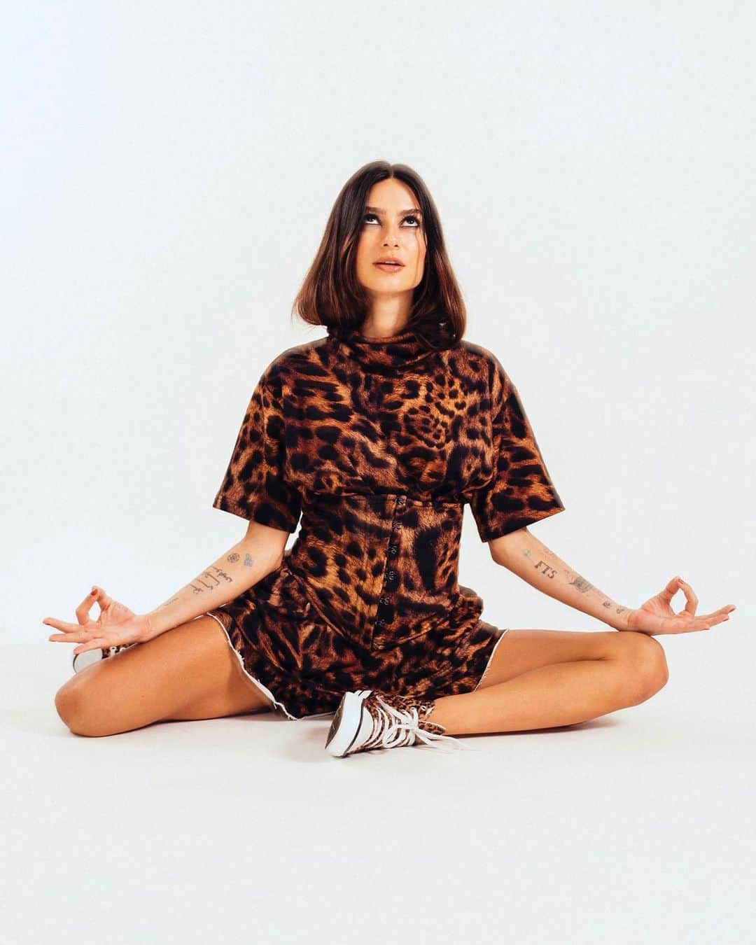 Thaila Ayalaのインスタグラム：「Calma, respire, medite... Nossa coleção ELEMENTAR está esgotada desde segunda-feira, mas estamos trabalhando muito para conseguirmos reposição o quanto antes pra vocês!  @amar.ca.2020 🤍🤍🤍」