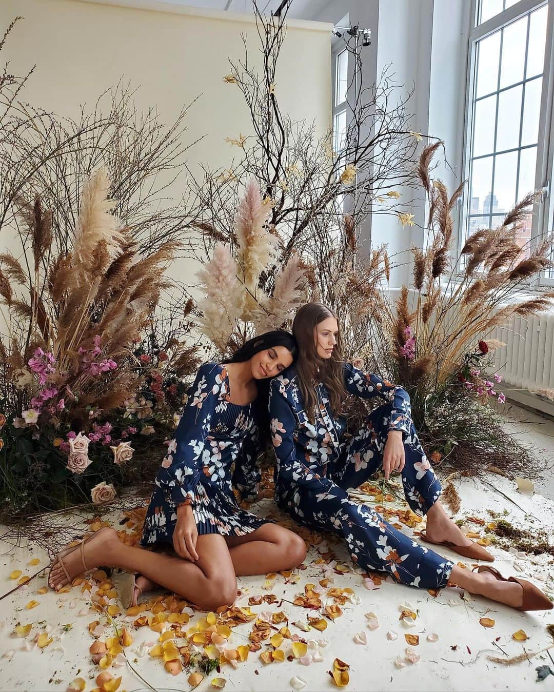 Monique Lhuillierのインスタグラム：「ML Monique Lhuillier Fall 2021 🌾🍂 #bts #mlmoniquelhuillier」