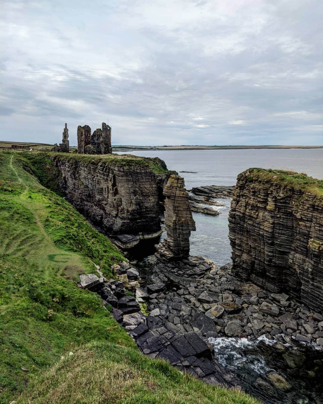Guido Gutiérrez Ruizさんのインスタグラム写真 - (Guido Gutiérrez RuizInstagram)「The land of Lords and Ladies 🏴󠁧󠁢󠁳󠁣󠁴󠁿#Scotland.⁣ ⁣ 2018. Roadtrip through Scotland with no plan. Friends with just a map, a car, a few days and  ready to go on an adventure that would unveil itself day to day with many anecdotes. 10000% recommend. You can see our map in the last picture 😜 ⁣ ⁣ 2018. Un roadtrip por #Escocia sin plan hacer ningún plan.  Amigos con solo un mapa, un coche, unos días y listos para una aventura que se desvelaría día a día con miles de anécdotas. Lo recomiendo 10000%. Puedes ver nuestro mapa en la última imagen 😜」2月5日 8時24分 - guigurui