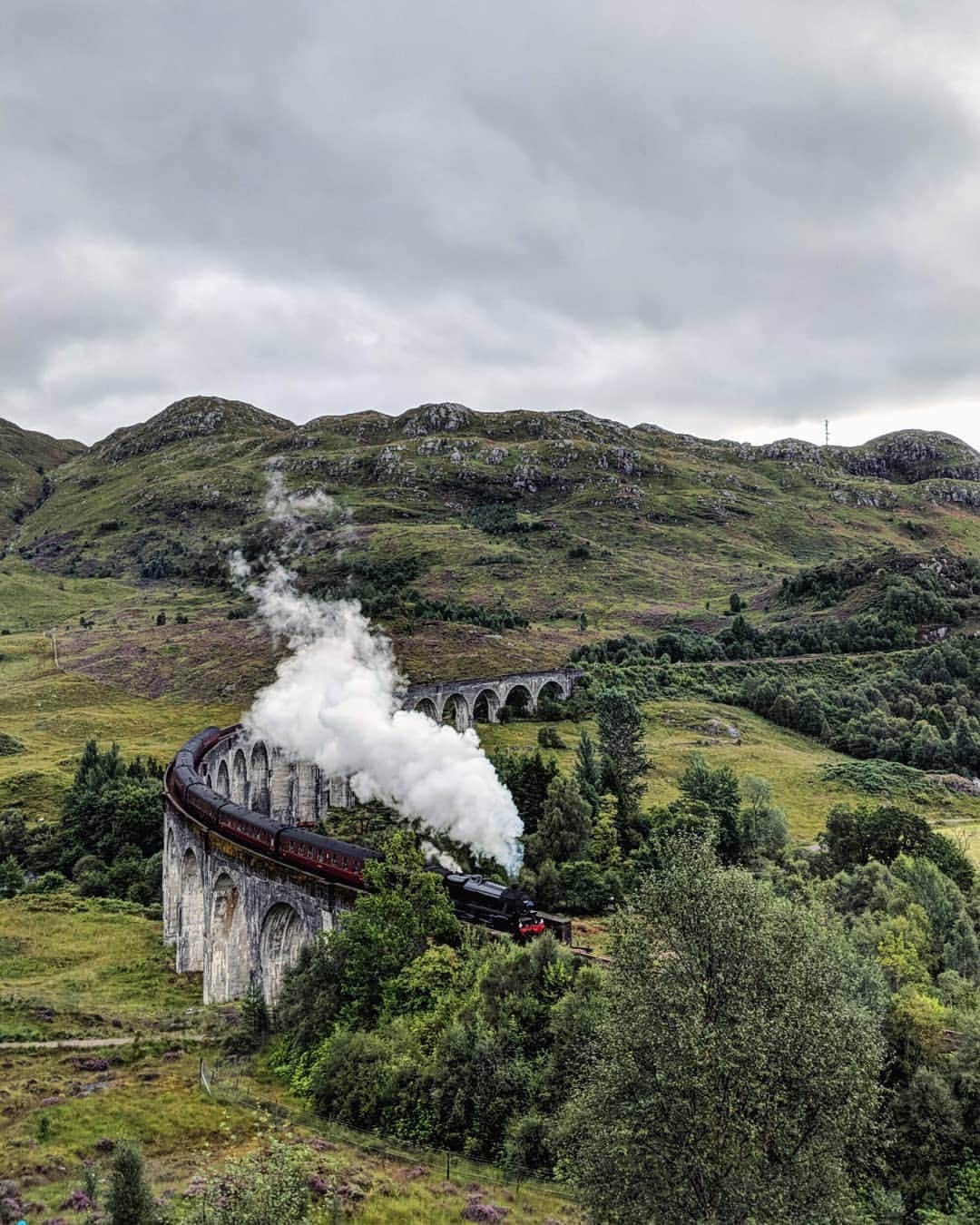 Guido Gutiérrez Ruizさんのインスタグラム写真 - (Guido Gutiérrez RuizInstagram)「The land of Lords and Ladies 🏴󠁧󠁢󠁳󠁣󠁴󠁿#Scotland.⁣ ⁣ 2018. Roadtrip through Scotland with no plan. Friends with just a map, a car, a few days and  ready to go on an adventure that would unveil itself day to day with many anecdotes. 10000% recommend. You can see our map in the last picture 😜 ⁣ ⁣ 2018. Un roadtrip por #Escocia sin plan hacer ningún plan.  Amigos con solo un mapa, un coche, unos días y listos para una aventura que se desvelaría día a día con miles de anécdotas. Lo recomiendo 10000%. Puedes ver nuestro mapa en la última imagen 😜」2月5日 8時24分 - guigurui