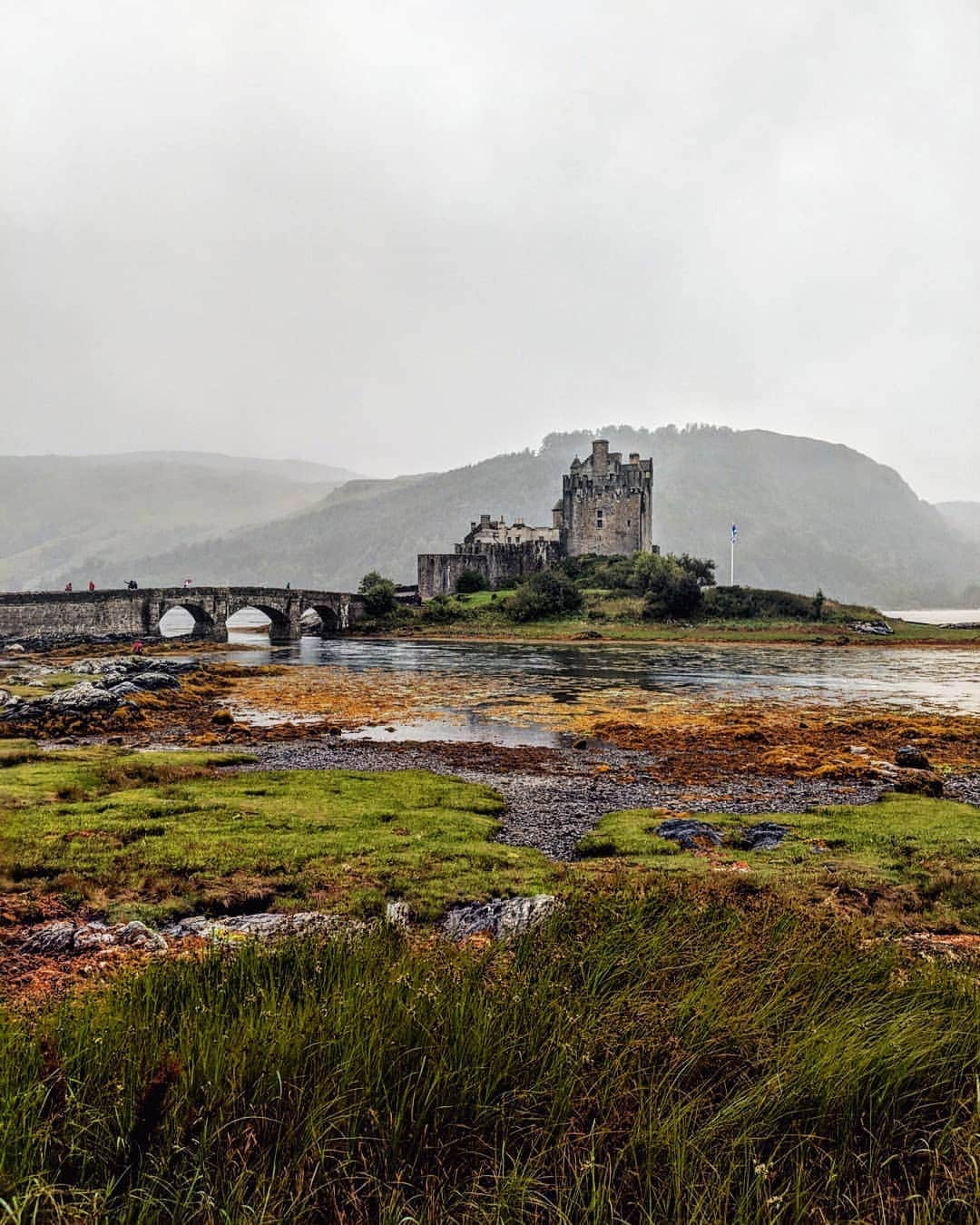 Guido Gutiérrez Ruizさんのインスタグラム写真 - (Guido Gutiérrez RuizInstagram)「The land of Lords and Ladies 🏴󠁧󠁢󠁳󠁣󠁴󠁿#Scotland.⁣ ⁣ 2018. Roadtrip through Scotland with no plan. Friends with just a map, a car, a few days and  ready to go on an adventure that would unveil itself day to day with many anecdotes. 10000% recommend. You can see our map in the last picture 😜 ⁣ ⁣ 2018. Un roadtrip por #Escocia sin plan hacer ningún plan.  Amigos con solo un mapa, un coche, unos días y listos para una aventura que se desvelaría día a día con miles de anécdotas. Lo recomiendo 10000%. Puedes ver nuestro mapa en la última imagen 😜」2月5日 8時24分 - guigurui
