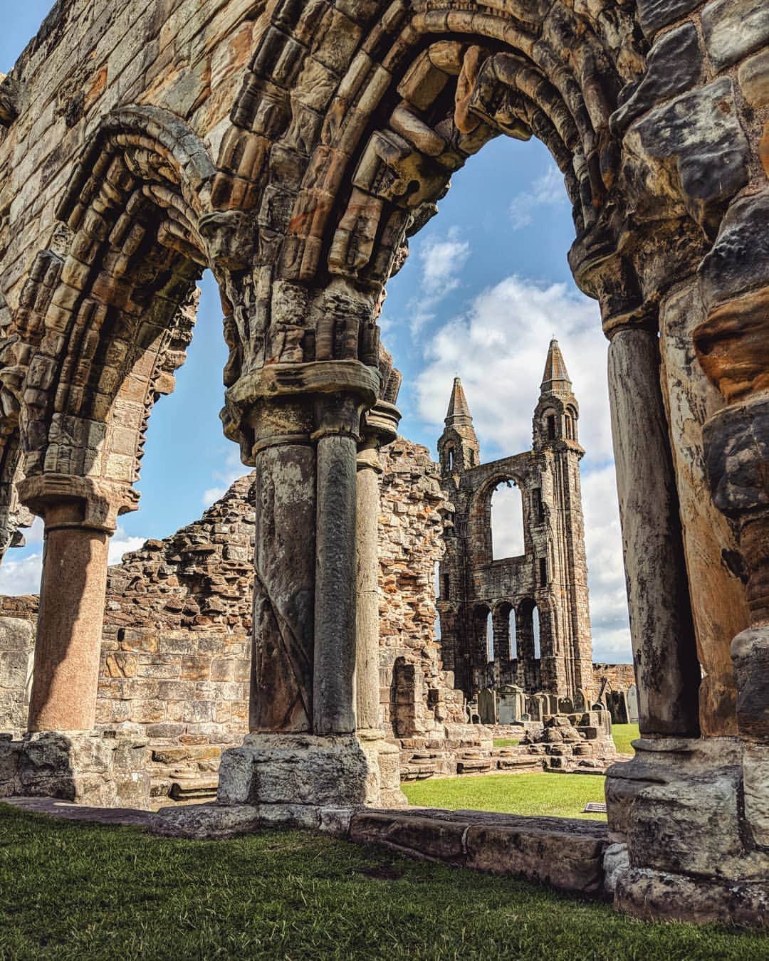 Guido Gutiérrez Ruizさんのインスタグラム写真 - (Guido Gutiérrez RuizInstagram)「The land of Lords and Ladies 🏴󠁧󠁢󠁳󠁣󠁴󠁿#Scotland.⁣ ⁣ 2018. Roadtrip through Scotland with no plan. Friends with just a map, a car, a few days and  ready to go on an adventure that would unveil itself day to day with many anecdotes. 10000% recommend. You can see our map in the last picture 😜 ⁣ ⁣ 2018. Un roadtrip por #Escocia sin plan hacer ningún plan.  Amigos con solo un mapa, un coche, unos días y listos para una aventura que se desvelaría día a día con miles de anécdotas. Lo recomiendo 10000%. Puedes ver nuestro mapa en la última imagen 😜」2月5日 8時24分 - guigurui