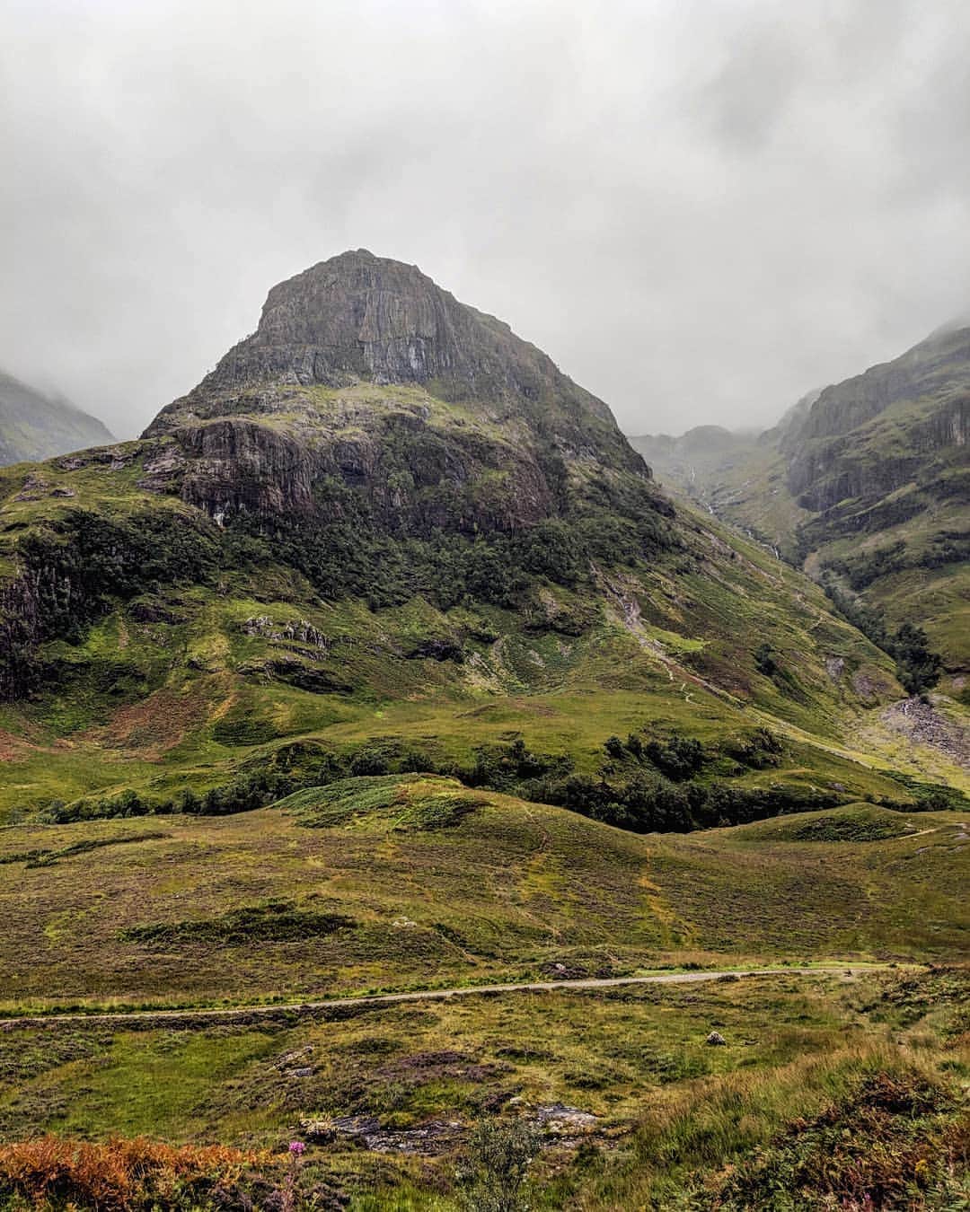 Guido Gutiérrez Ruizさんのインスタグラム写真 - (Guido Gutiérrez RuizInstagram)「The land of Lords and Ladies 🏴󠁧󠁢󠁳󠁣󠁴󠁿#Scotland.⁣ ⁣ 2018. Roadtrip through Scotland with no plan. Friends with just a map, a car, a few days and  ready to go on an adventure that would unveil itself day to day with many anecdotes. 10000% recommend. You can see our map in the last picture 😜 ⁣ ⁣ 2018. Un roadtrip por #Escocia sin plan hacer ningún plan.  Amigos con solo un mapa, un coche, unos días y listos para una aventura que se desvelaría día a día con miles de anécdotas. Lo recomiendo 10000%. Puedes ver nuestro mapa en la última imagen 😜」2月5日 8時24分 - guigurui