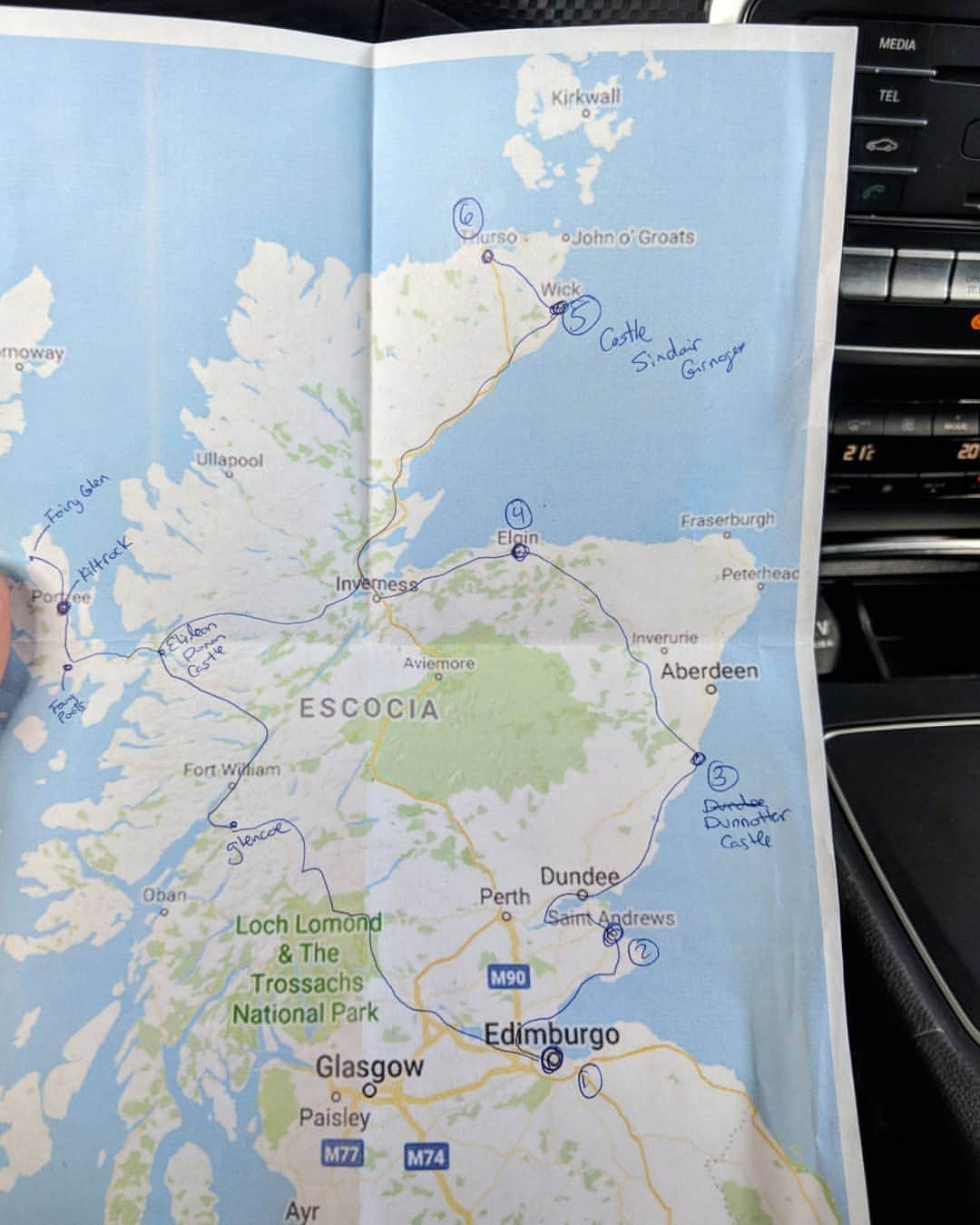 Guido Gutiérrez Ruizさんのインスタグラム写真 - (Guido Gutiérrez RuizInstagram)「The land of Lords and Ladies 🏴󠁧󠁢󠁳󠁣󠁴󠁿#Scotland.⁣ ⁣ 2018. Roadtrip through Scotland with no plan. Friends with just a map, a car, a few days and  ready to go on an adventure that would unveil itself day to day with many anecdotes. 10000% recommend. You can see our map in the last picture 😜 ⁣ ⁣ 2018. Un roadtrip por #Escocia sin plan hacer ningún plan.  Amigos con solo un mapa, un coche, unos días y listos para una aventura que se desvelaría día a día con miles de anécdotas. Lo recomiendo 10000%. Puedes ver nuestro mapa en la última imagen 😜」2月5日 8時24分 - guigurui