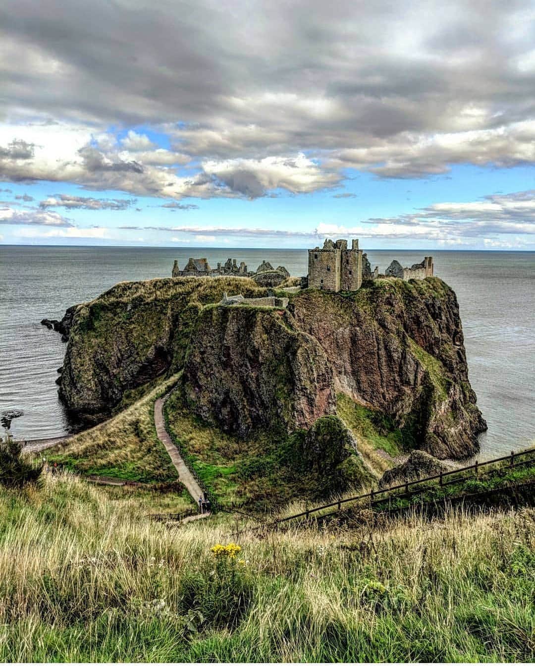 Guido Gutiérrez Ruizのインスタグラム：「The land of Lords and Ladies 🏴󠁧󠁢󠁳󠁣󠁴󠁿#Scotland.⁣ ⁣ 2018. Roadtrip through Scotland with no plan. Friends with just a map, a car, a few days and  ready to go on an adventure that would unveil itself day to day with many anecdotes. 10000% recommend. You can see our map in the last picture 😜 ⁣ ⁣ 2018. Un roadtrip por #Escocia sin plan hacer ningún plan.  Amigos con solo un mapa, un coche, unos días y listos para una aventura que se desvelaría día a día con miles de anécdotas. Lo recomiendo 10000%. Puedes ver nuestro mapa en la última imagen 😜」