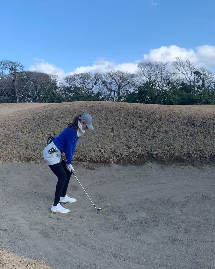 のインスタグラム：「バンカーショット⛳️ 初心者の頃に教わった、アウトサイドにあげてインに引く打ち方しか出来ないけど😚  バンカー苦手な方がいたら、私がバンカー苦手じゃなくなった理由を。 下半身安定させる為に、  ✔︎足裏の拇指球 ✔︎小指球 ✔︎踵  の3点で地面を踏んで、その三角形の中で体幹軸が安定出来る重心の位置を探す。  そうするとバンカーのようなスイングしても下半身安定出来て、体幹軸が安定できるので、ダフって出なかったり、トップしてホームランしたりするのが減ります😉  私は重心が真ん中よりほんの少しだけつま先側が安定しますが、人によって違うので踵よりの方もいるし、真ん中の方もいます。 練習で何回かやってみたら、ここ安定するなぁっていう所や、その感覚が分かってくるはず💡 ゴルフピラティス、打ち方よりは体のアプローチになってしまうんだけど、絵も下手くそだけど😅、ご参考になればと思います🙆‍♀️  #バンカー苦手な方 へ #ゴルフスイング動画 #バンカー動画 #バンカーショット #ゴルフピラティス  #ゴルフピラティスインストラクター #ピラティスインストラクター #ピラティス #ゴルフ女子 #ゴルフ #ゴルフ好きな人と繋がりたい #ゴルフ大好き #ゴルフ好き」