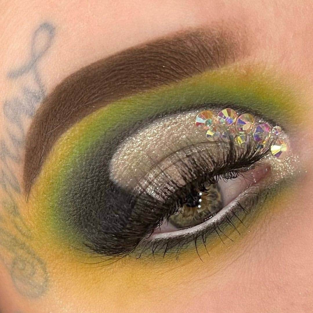 NYX Cosmeticsさんのインスタグラム写真 - (NYX CosmeticsInstagram)「@blendingtheruleswithbrandi has us feelin' green with envy from this gorgeous #cutcrease 💚 She wears our Epic Wear Liner Sticks in 'Pure White' + BROW GLUE INSTANT BROW STYLER + Makeup Setting Spray - Matte to complete the look 💫 • #nyxcosmetics #nyxprofessionalmakeup #crueltyfreebeauty」2月5日 8時29分 - nyxcosmetics