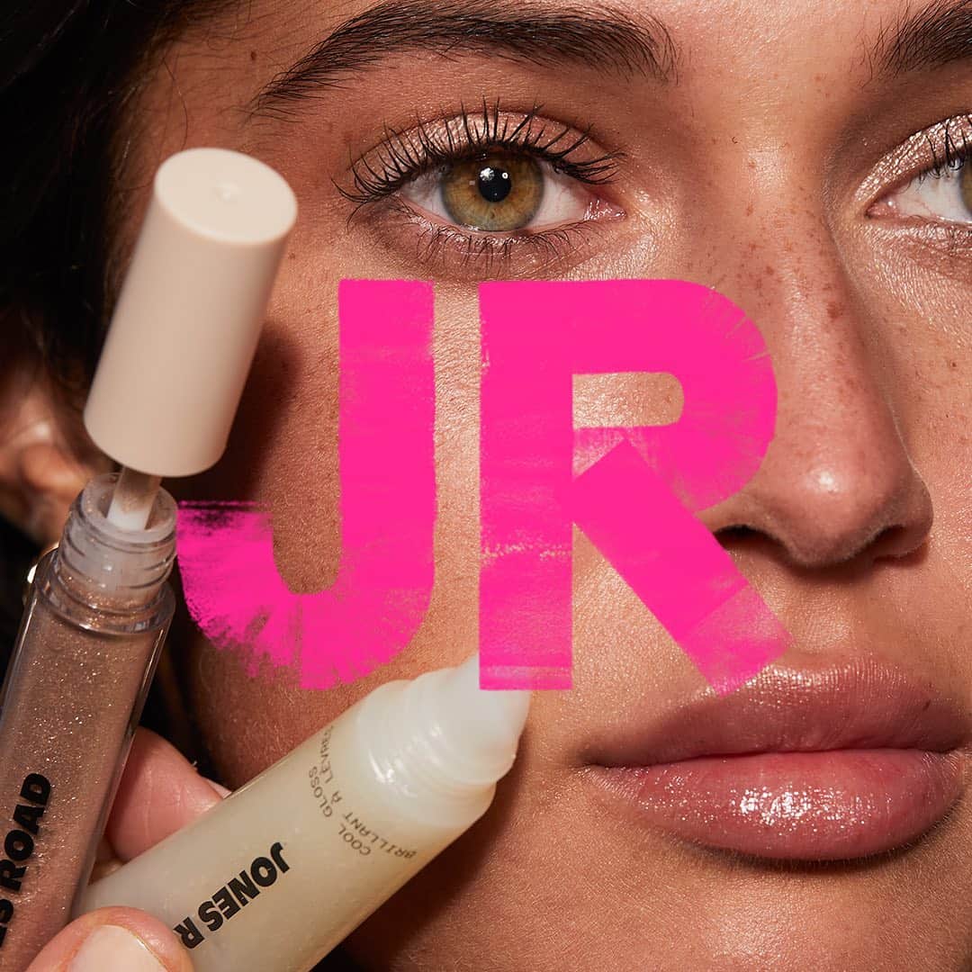 ボビー・ブラウンのインスタグラム：「I want to simplify the way we wear makeup. The sparkle shadow in Midas is my magic light in a tube. It’s not disco or heavy frost. It’s the illumination that makes you sparkle or shine. And if you think you are too old you are not. It’s like the sparkle of diamonds when you wear studs to just give a brighten to your face. Just use a little. And as us make up artists do I mixed Midas with cool gloss on the lips and patted both on the cheeks」