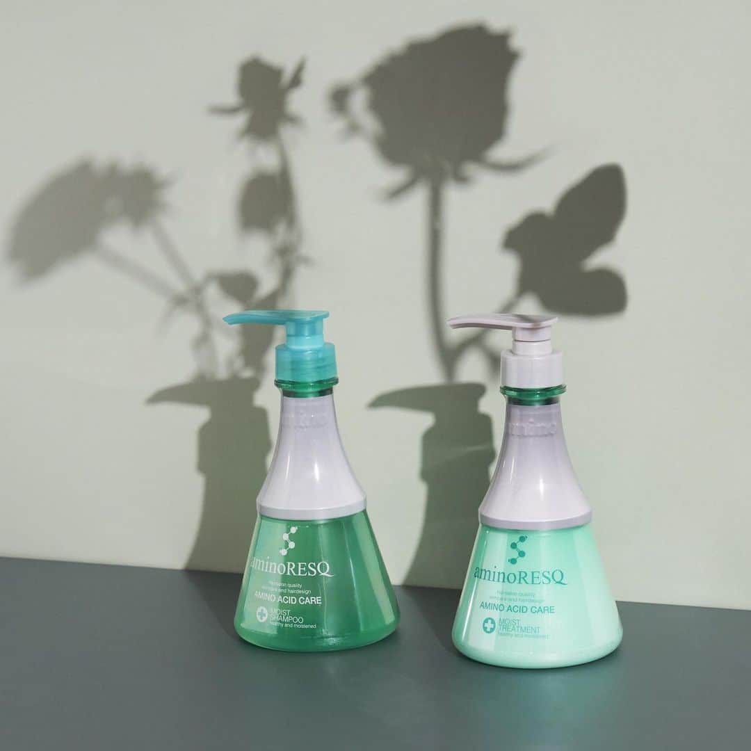 のインスタグラム：「乾いた髪に潤いを🌱﻿ ﻿ アミノレスキューモイストシリーズで﻿ 2月の厳しい寒さでもしっかり潤うツヤ髪に💚✨﻿ ﻿ #aminoresq #アミノレスキュー #shampoo #シャンプー #treatment #トリートメント #haircare #ヘアケア #scalpcare #スカルプケア #アミノ酸 #アミノ酸シャンプー #new #newface #サロン品質 #モイスト #moist #smooth #保湿 #ハリコシ #ツヤ髪 #サラサラ  #ダメージケア #低刺激 #美髪 #healthy #beauty #bathtime #friday #february」