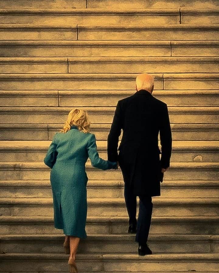 ナショナルジオグラフィックさんのインスタグラム写真 - (ナショナルジオグラフィックInstagram)「Photo by @dina_litovsky / President Joe Biden ascends the stairs of the U.S. Capitol to the Inauguration ceremony with Jill Biden, in Washington, D.C., on January 20. For more images, follow me @dina_litovsky.」2月5日 8時35分 - natgeo