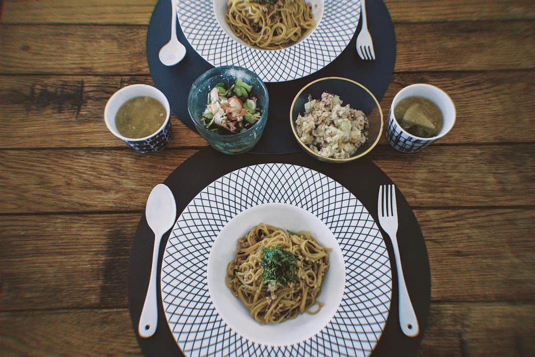 のインスタグラム：「ㅤ 【#blendakitchen 】 Lunch ✔︎納豆と塩昆布、自家製なめ茸のパスタ @zenb_japan  ✔︎鯖缶ポテサラ ✔︎きゅうりの塩麹漬け ㅤ ありもの〜〜でもこういうのが一番好き❤️ 最近味噌汁には、パスタの茹で汁使ってます。 だし取らなくて良いから楽ちんなの💕」
