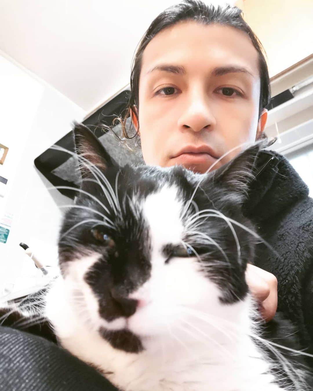 リアド偉武のインスタグラム：「おはようございます😎 ひげまゆげとタレ目より」