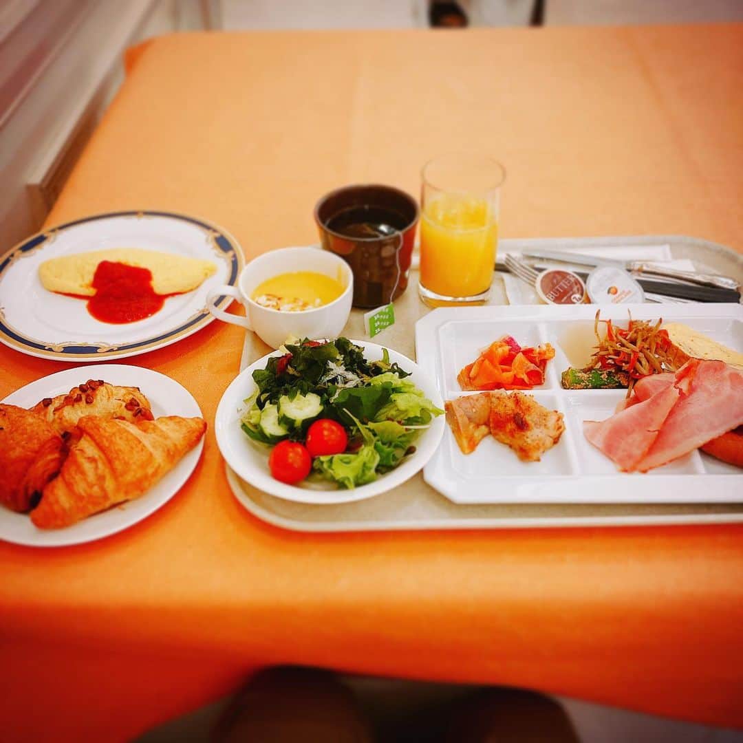 田井弘子さんのインスタグラム写真 - (田井弘子Instagram)「おはようございます☀ ホテルの #朝食バイキング  やっぱり食べ過ぎちゃうよね(^^;  コロナ対策で、手袋して取りました。  そして今、デザートのケーキ☆ フォーク取り忘れて、 箸で食べてますㅋㅋㅋ」2月5日 8時40分 - hirokotai
