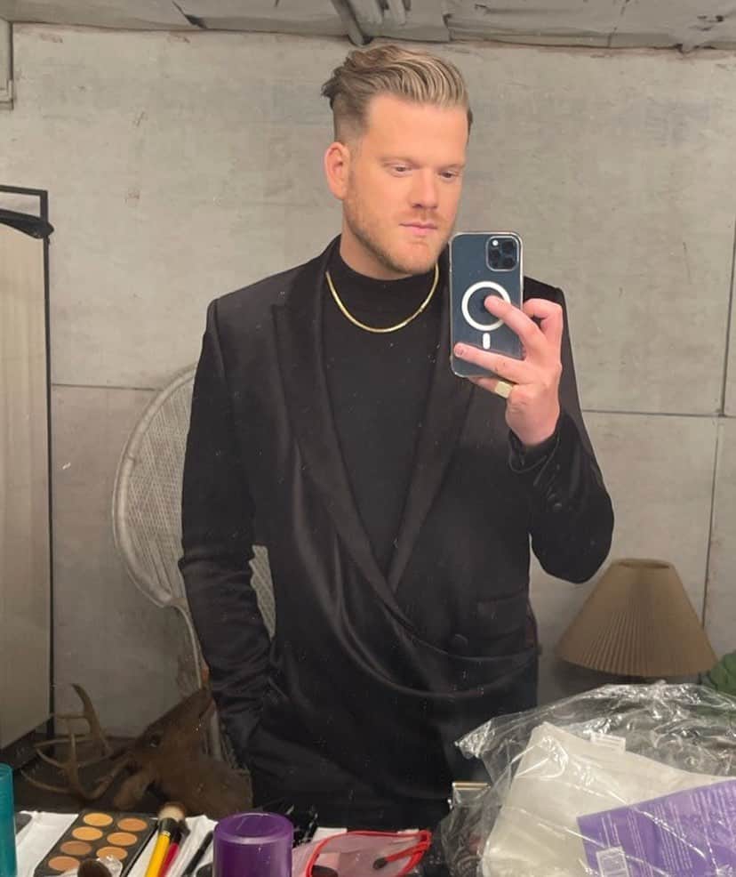 スコット・ホアイングのインスタグラム：「tonighttt dhskfhskdhskd @jimmykimmellive」