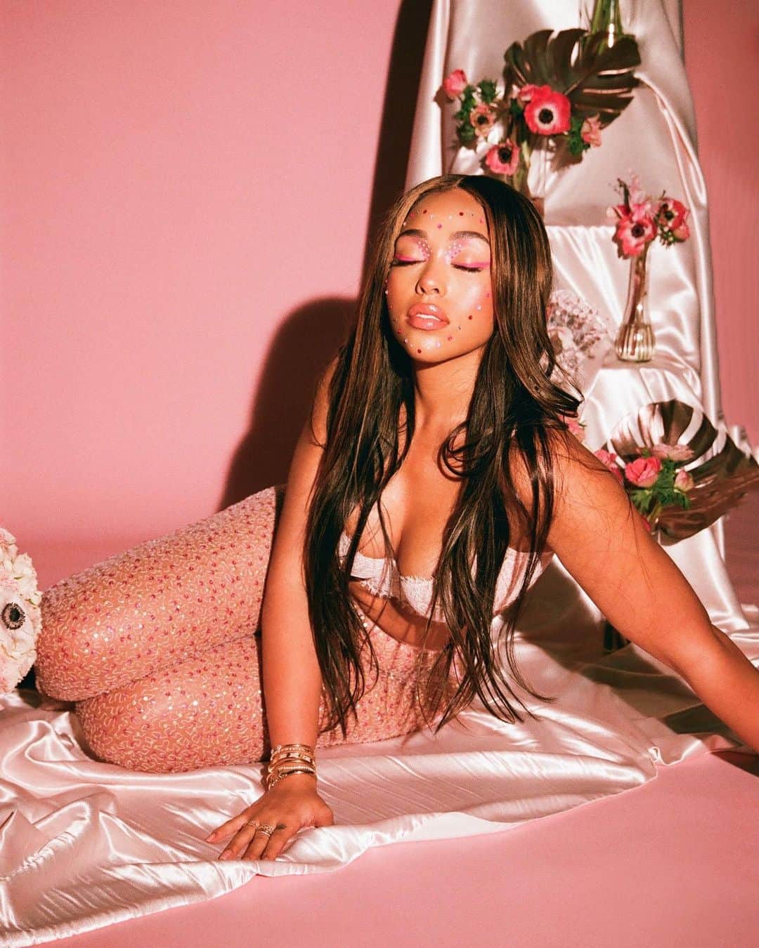 ジョーディン・ウッズのインスタグラム：「💗💗💗   photographer: @peggyshootsfilm makeup: @makeupbyashsimmons studio: @lvs.h @lvshstudios  assist: @r.w.ivey hair: @beautybymariama」