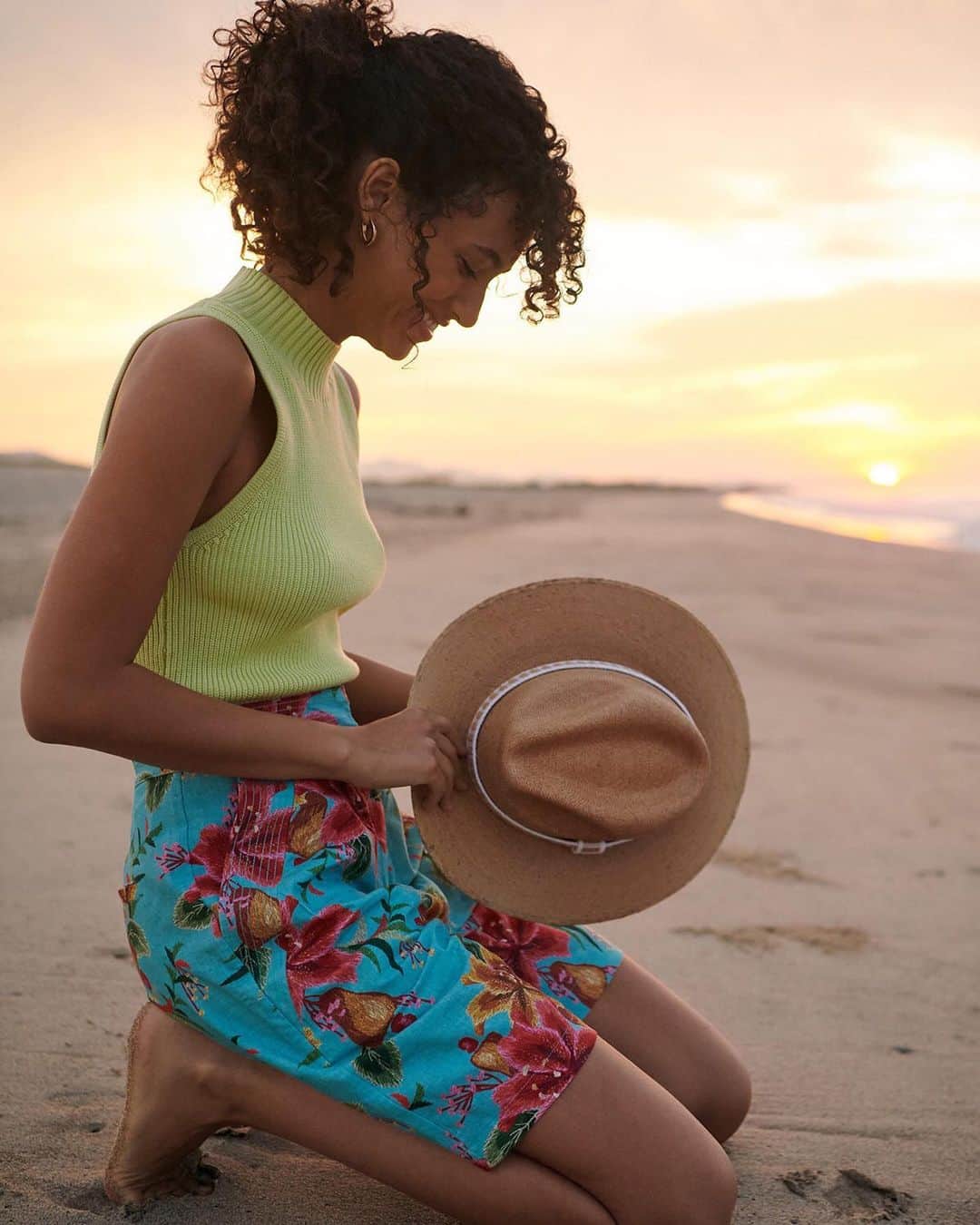 Anthropologieさんのインスタグラム写真 - (AnthropologieInstagram)「We can't wait for sunsets by the water 🏖 (link in bio to shop the Farm Rio Melanie Bermuda Shorts)」2月5日 8時48分 - anthropologie