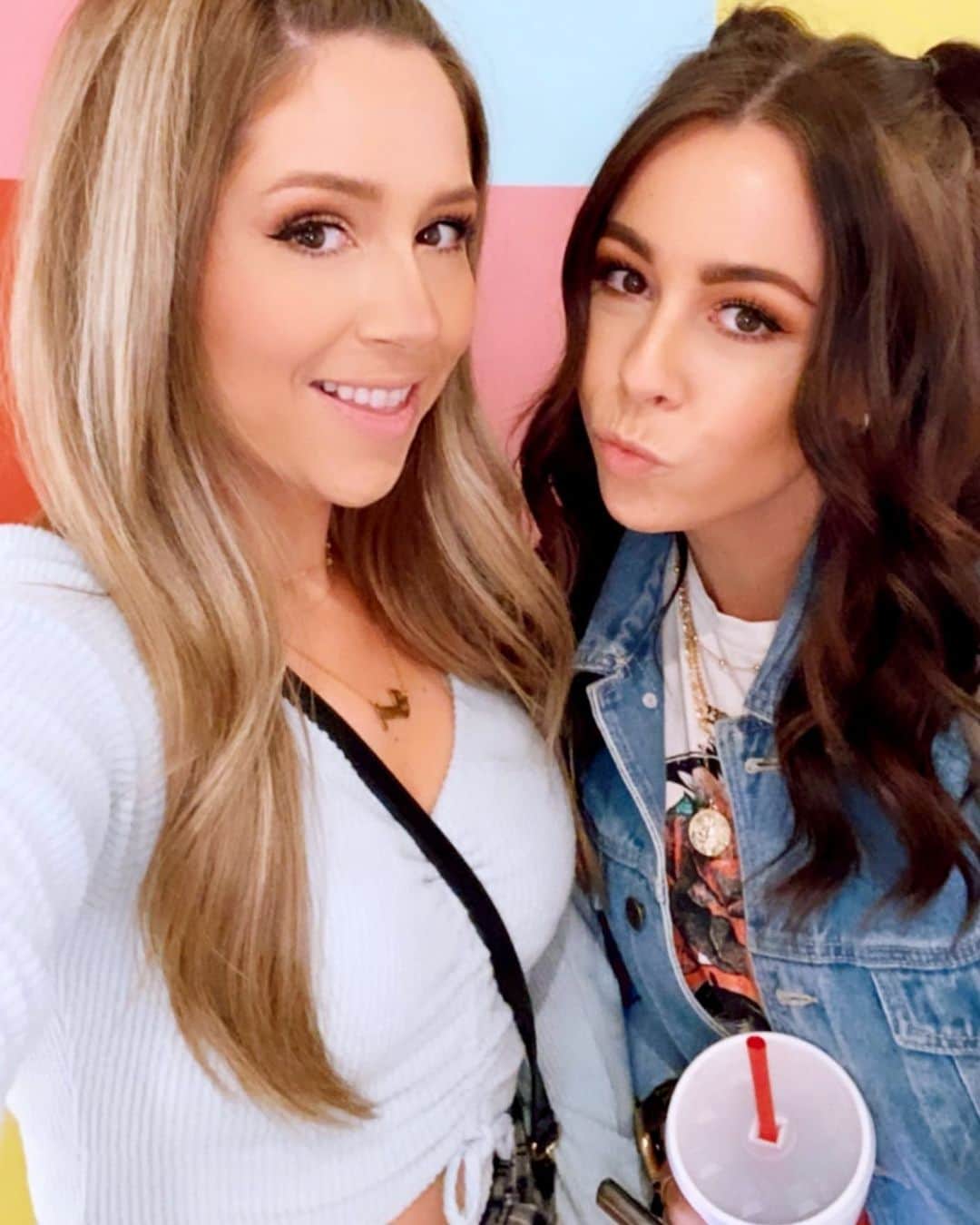 Tracy and Stefanieのインスタグラム：「In Atlanta doing all the shopping for @madisonandmallory. What are some trends you’re excited to see for spring?」