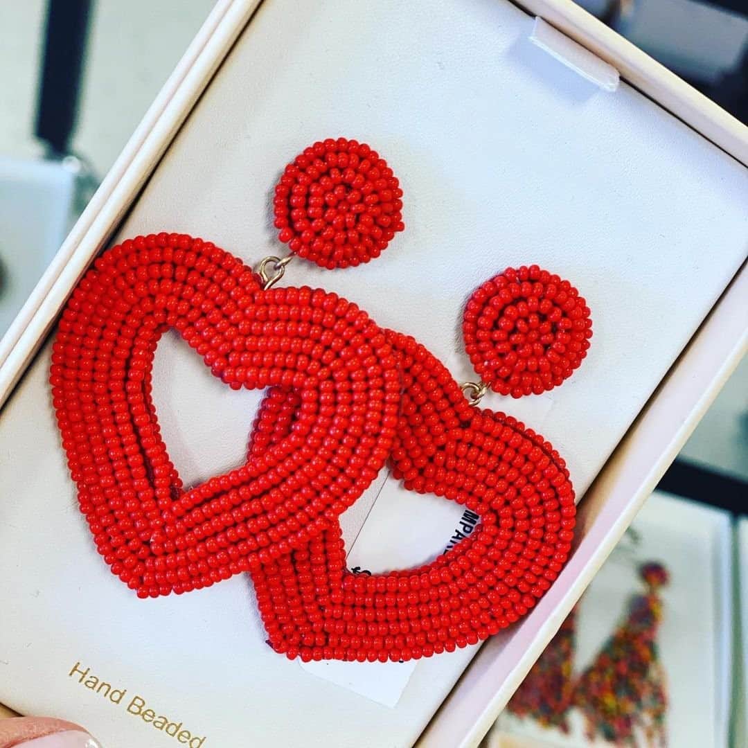 T.J.マックスのインスタグラム：「Comment below your go-to accessory for Valentine’s Day.. We ❤️ these! (📷:@shoppingloverdi)」