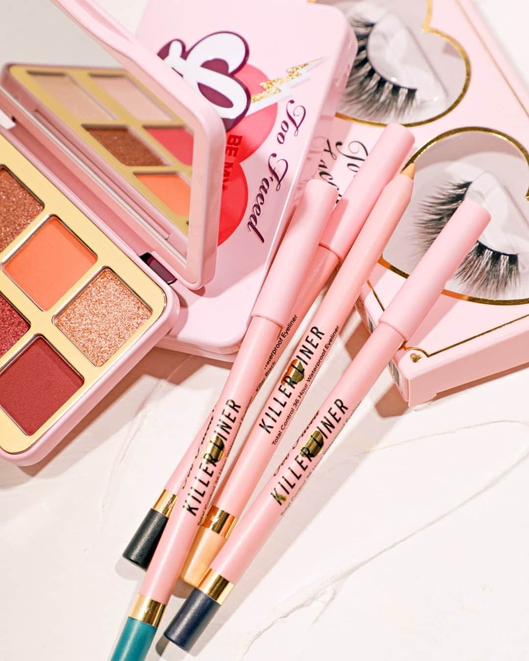 Too Facedのインスタグラム：「Slay your V-Day glam with ultra-smooth, razor-sharp killer lines that last for 36 hours! 😍 Shop all 11 Killer Liner shades @Sephora. #toofaced」