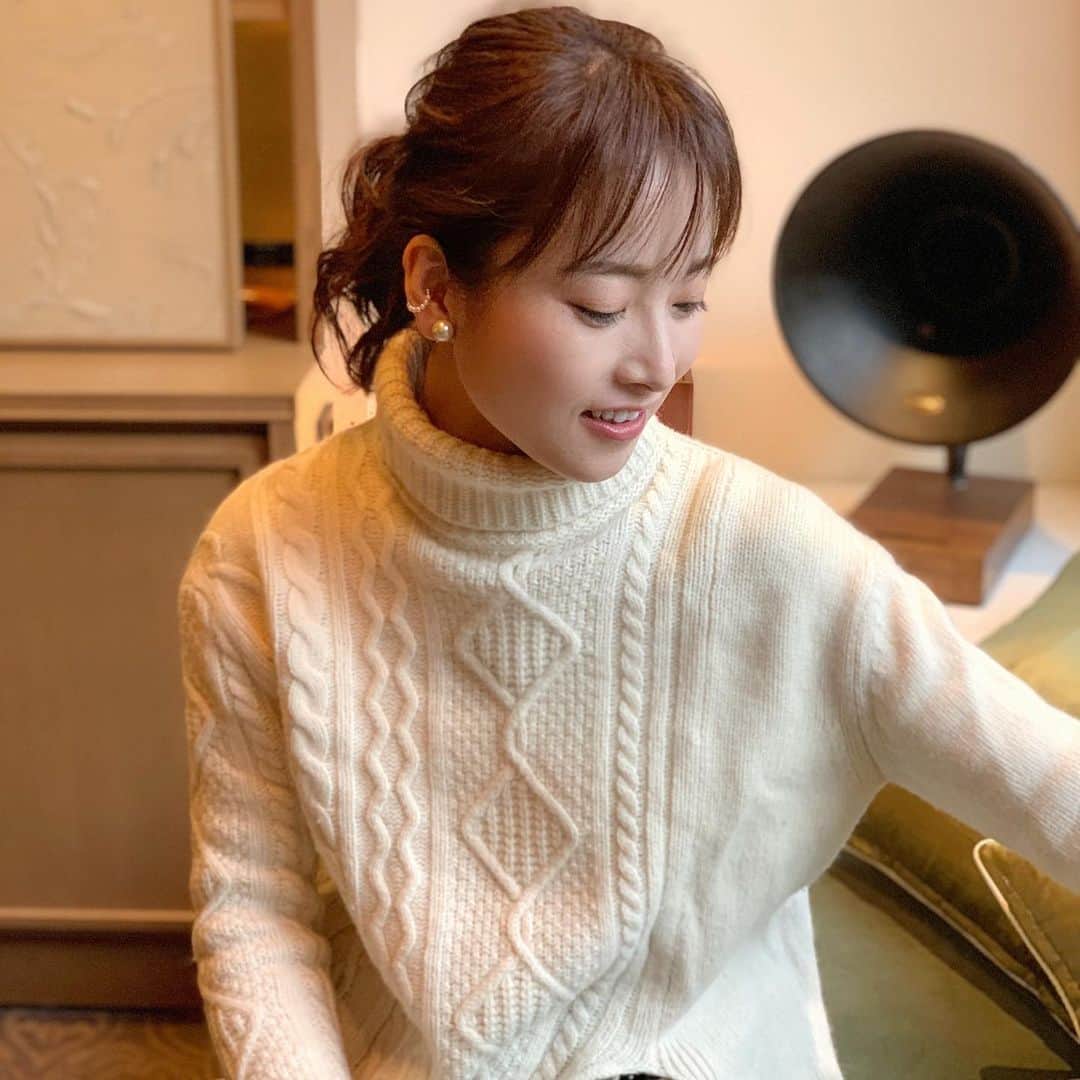 平川彩佳のインスタグラム：「. ちょっとづつ暖かくなってきましたね。 空気もモヤモヤとしてきて、 春が近づいていますね。 . そろそろ花粉症の症状が…」