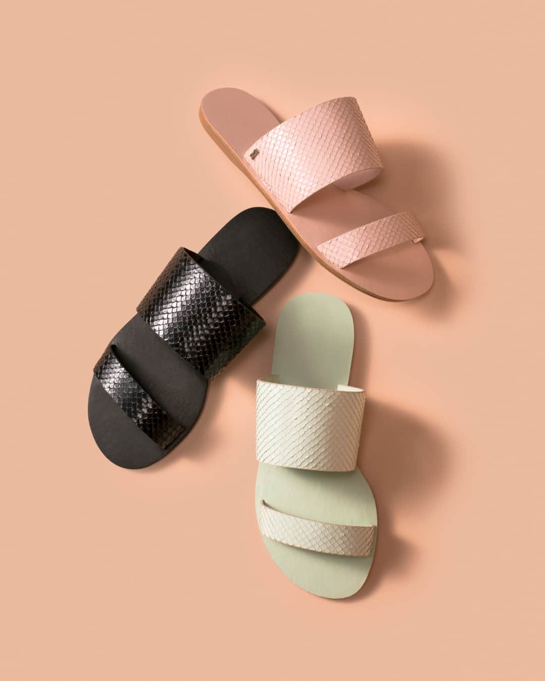 Santa Lollaのインスタグラム：「Uma flat super candy pra chamar de sua? Temos! A textura de cobra navalhada adiciona aquele twist extra ao modelo. Clique na foto e aproveite os últimos pares em nosso site. [ DE: R$149,90 POR: R$99,90 ] #santalollaverao21 #fashiontextures #animalprint #candycolor ⠀ *Liquidação não cumulativa com outros descontos, válida nas lojas físicas e online para produtos selecionados do Verão 2021. Os descontos podem variar de loja a loja, clique no link da bio e consulte na sua SL de preferência a participação nesta promoção e a disponibilidade de estoque.」