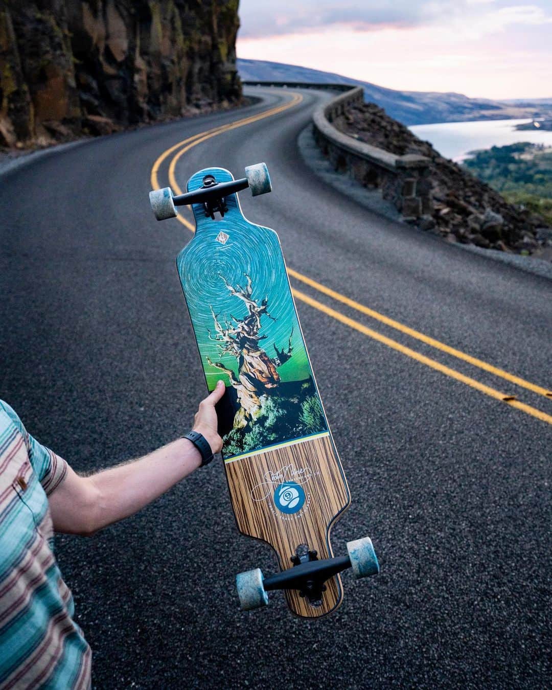 Travis Burkeさんのインスタグラム写真 - (Travis BurkeInstagram)「Cruising around the PNW at sunrise.  I’ve always carried a skateboard with me on every one of my road trips but this was the first time the board had one of my images on the bottom 🙌🏼.   Forever stoked about this collaboration with @sector9! This artist series had already sold out once but they got a few more in. Get ‘em while they last and thanks for all of the support 🙏🏼 #sector9 #artistseries #skateboarding」2月5日 9時01分 - travisburkephotography