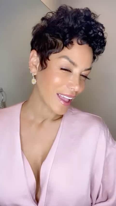 ニコール・ミッチェル・マーフィーのインスタグラム：「Here are the products I used in this video.  1.Albolene #albolene mositurizing cleanser  2. YFOY facial wash coming soon  3. YFOY A.M.  P.M. hyaluronic acid serum available @yfoyshop  4. Dr Dennis Gross retinol  Wrinkle recovery @drdennisgross  5. Ultra repair hydra firm sleeping cream #ultrarepairfirmsleepingcream #skincare #healthandwellness #everydayconfidence #selfcare #yfoy #flawlessskin」