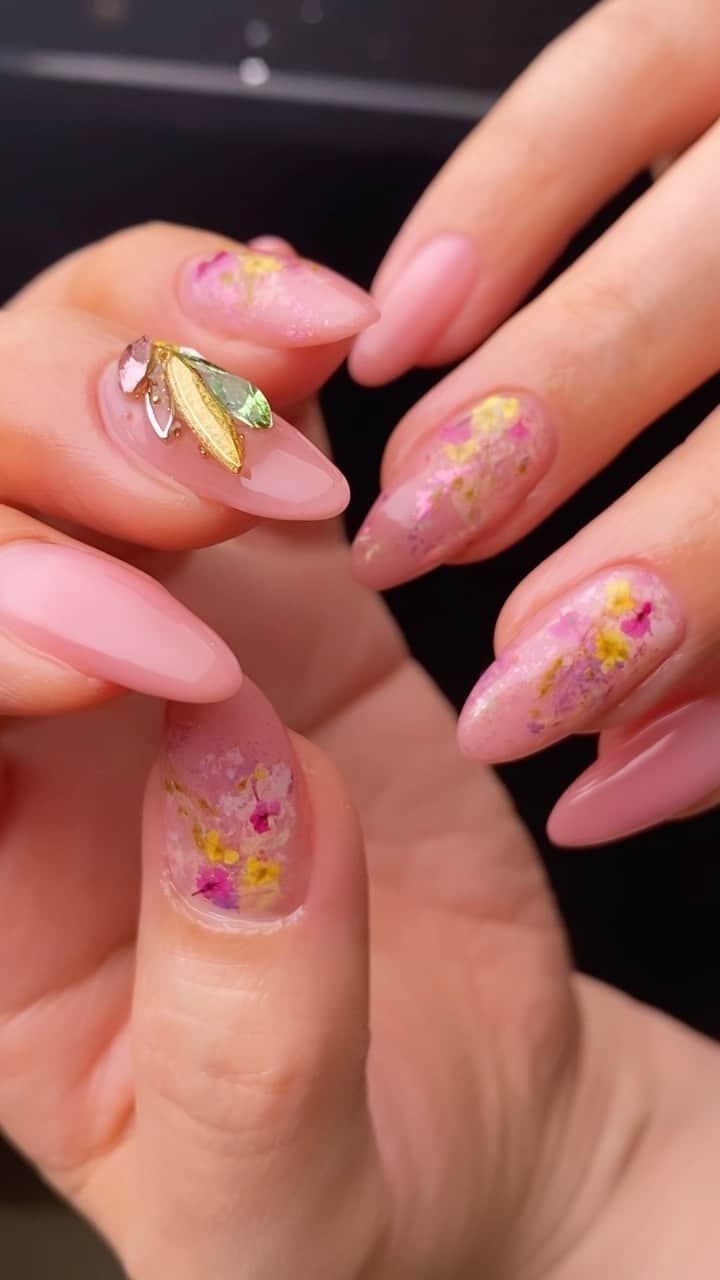 名古屋プレミアムネイルサロン アデリーネイルのインスタグラム：「お爪の上にもお花が💐💐💐  美しい仕上がりは美しい工程から  アデリーネイルにて是非  アデリーネイル ☎︎052-325-2533 名古屋市北区若葉通1-2レクサ若葉2階 1階無料駐車場となっております(6台有)#アデリーネイル#プレミアムネイルサロン #ネイル#ネイルサロン#名古屋#名古屋ネイルサロン#トレプロ#3Dネイルアート#nails#gelnails#nailart#スワロフスキークリスタル#アイラッシュサロン#サロンデザイン#フレンチネイル#ドット#春ネイル#春ネイルデザイン#ネイルデザイン네일#무광네일#살롱#グラデーションネイル」