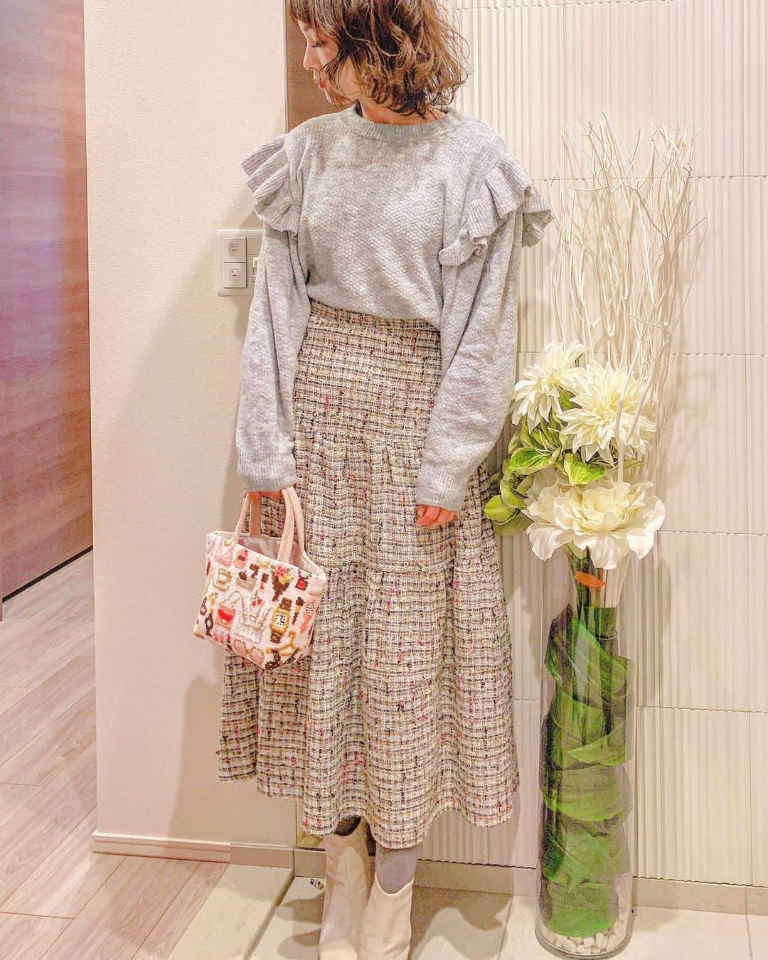 Okada Reinaのインスタグラム：「きのうの☺️ 昨日はストーリーにあげたけど昼からずっと #clubhouse やっててゆるゆる話したりしてました😂✨ 古市さんが何気にすきなのでいるところには聞きに行ったり🤣🤣 すっかりハマってる勢ですね🗣  午前中に息子が小学校から💻を持って帰ってくるって事でそのためのケースを探しに行ったり🏃🏻‍♀️🏃🏻‍♀️ 近場だったので @feiler_jp のミニバッグで❣️  Knit @hm  Skirt @birthdaybashshop  Boots @reedit_official  Bag  @feiler_jp @loverary.lucua   コーデはファッションアプリのPARTEで簡単に買えるようになってますよ☺️ TopにURL貼り付けておきます✨  #ootd #outfit #fashion #fashionlover #大人カジュアル#ママコーデ #ママファッション #プチプラコーデ #プチプラファッション #今日のコーデ #コーディネート #hm #birthdaybash #feiler #バースデーバッシュ」