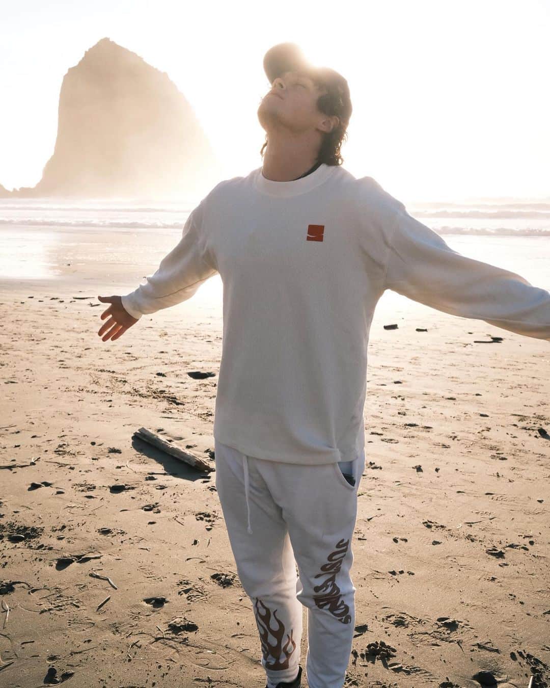 Jonahmaraisのインスタグラム：「soakin it all in. this world is a masterpiece」