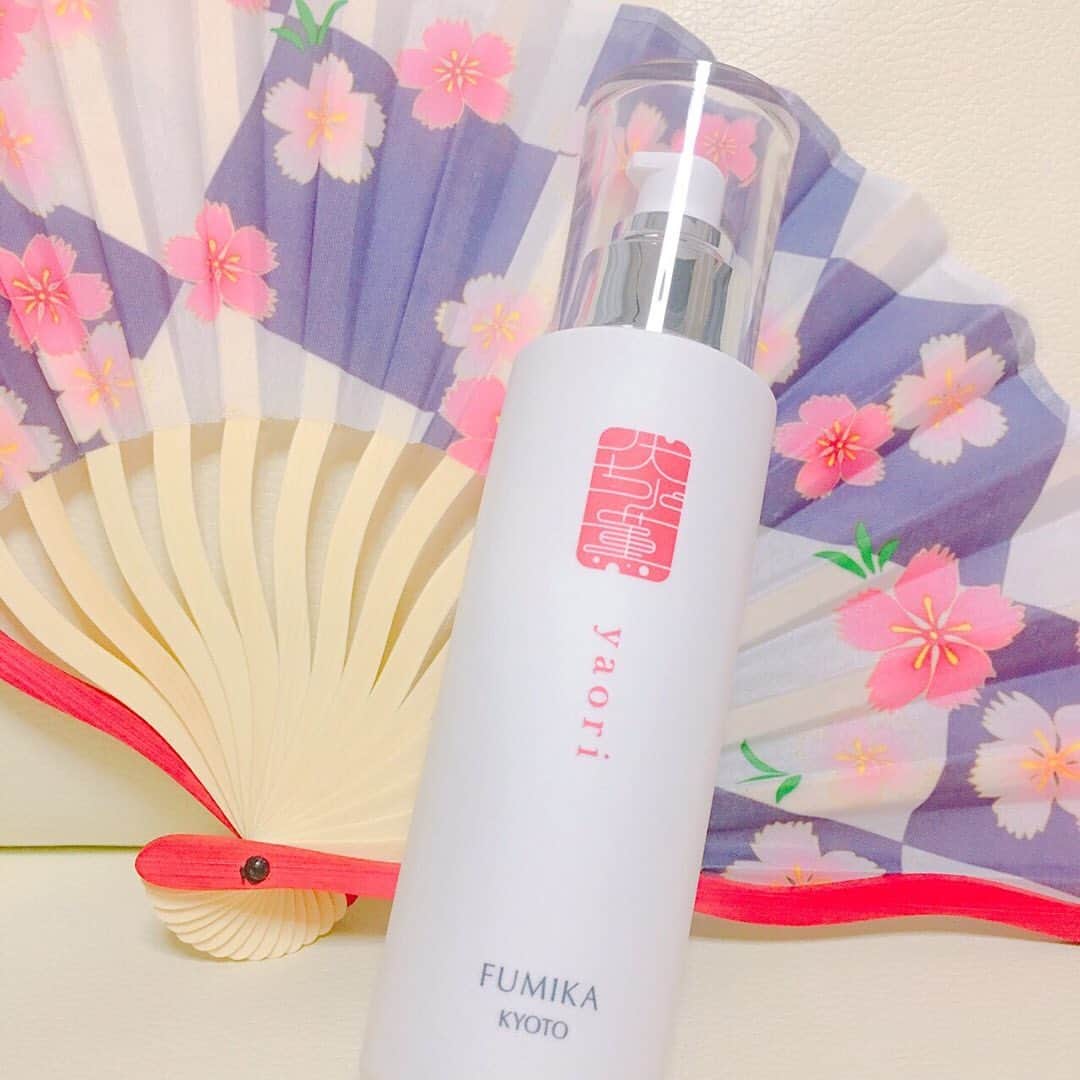 のインスタグラム：「、 、 🌸京から、肌咲く。🌸 FUMIKA30秒スキンケアセミナー 、 #fumika_kyoto59 「メイク💄をしっかりオフするために力を入れて強くこすって洗い落とします💦」という勘違い。 、 クレンジング中に肌を強くこすると、肌表面の角質層がはがれて、水分💧が蒸発しやすい肌になってしまいます。特に目元👀や口元💋は、ポイントメイクを落とそうとしてゴシゴシこすってしまいがちですが絶対にNGです。 、 普段から肌をいたわってあげないとそのうち小じわが目立っちゃうということもあるので気を付けてくださいね😉 、 指の腹を使い、手を大きく動かして、肌に負担をかけないようにやさしくメイク💄を浮かせるように心がけましょう。 特に目👀の周りは皮膚が薄いので要注意⚠️です。 自虐しないでやさしくです😆 、 #fumika_kyoto #スキンケア #美肌ケア #肌ケア #肌荒れ #ナチュラルコスメ #オーガニックコスメ #クレンジング #洗顔 #化粧水 #乳液 #美容液 #敏感肌 #乾燥肌 #美容 #美意識 #化粧 #ビューティー #基礎化粧品 #京野菜 #エステ #京都 #伏見 #日本酒 #kyoto #japanesecosmetics #skincareproduct」