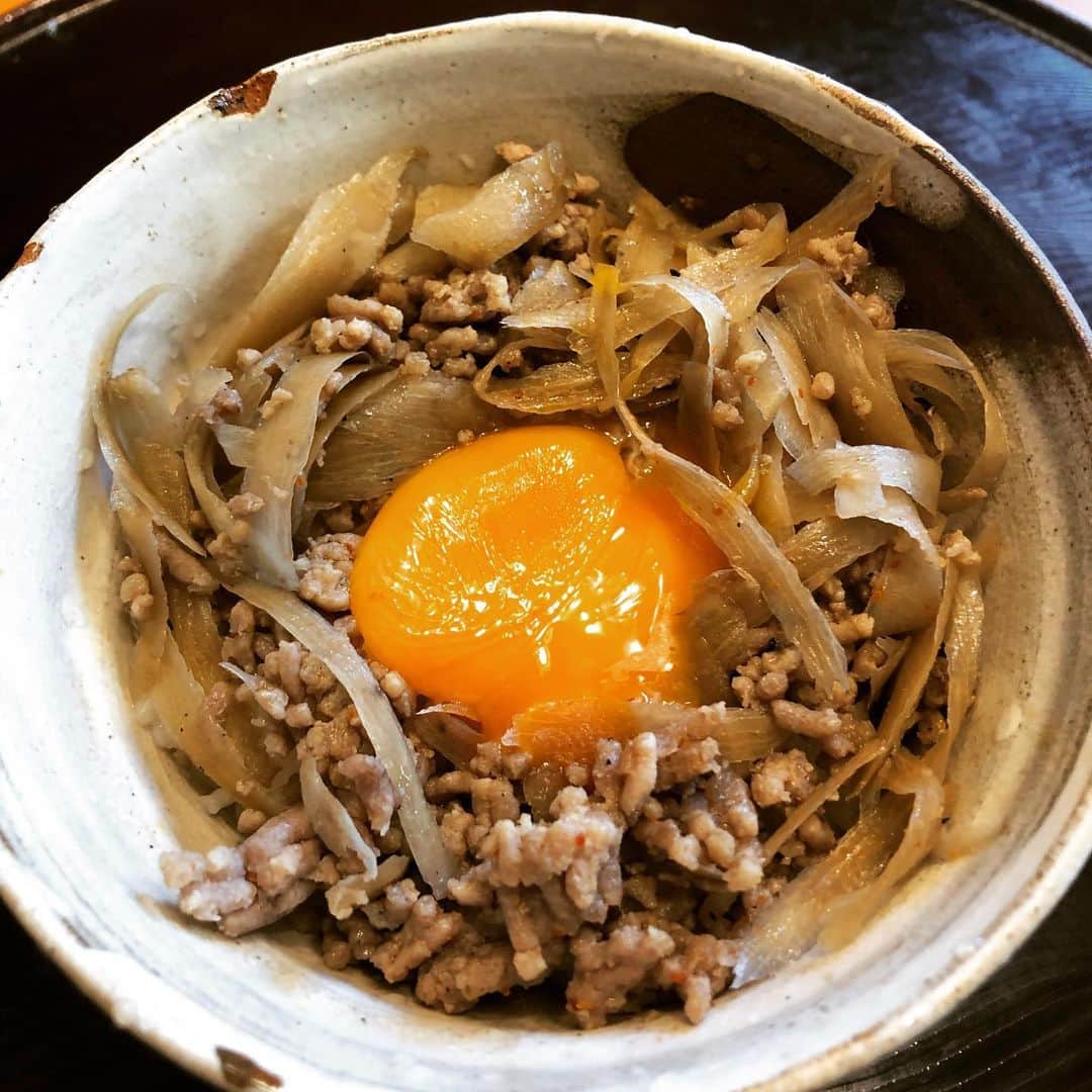大和田獏さんのインスタグラム写真 - (大和田獏Instagram)「娘にもらった牛蒡を豚挽肉と甘辛煮にしてみました❗️丼にしたら美味しかった！#ばくめし」2月5日 9時02分 - bakuowada