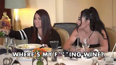 ディーナ・ニコール・コルテーゼのインスタグラム：「I think this sums up tonight’s episode 😂 any other pregnant mamas missing their wine ?? LOL tune into an all new episode of #jsfamilyvacation tonight at 8pm EST on @mtv」