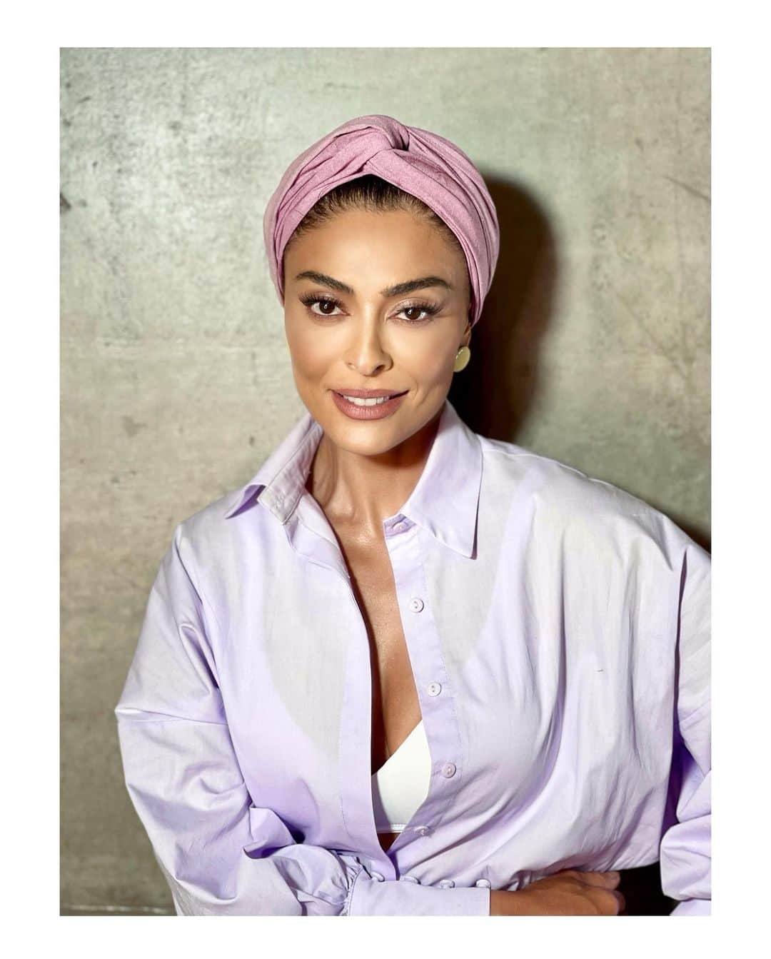 ジュリアナ・パエスのインスタグラム：「Hoje, 4 de fevereiro, é o Dia Mundial do Câncer. Todos os anos, milhares de pessoas recebem o diagnóstico da doença. Também são inúmeros os pacientes em tratamento, em busca de uma vitória. E para homenagear a todos eles, uso este lenço. Se amarre nessa causa também!   Participe da campanha realizada pela @abraleoficial. Poste uma foto usando lenço, marque a #vádelenço e compartilhe quais mudanças saudáveis na rotina você fará em 2021. Saúde sempre é uma pauta importante, agora mais ainda. Coloque essa ideia na cabeça! ♥️   #diamundialdocâncer #souabrale #combateaocâncer #worldcancerday #wcd2021」