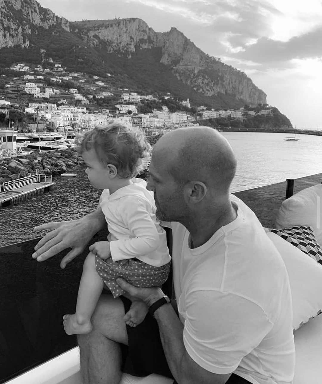 Style Fashion Luxuryのインスタグラム：「Jason Statham with his boy in Italy 🇮🇹」