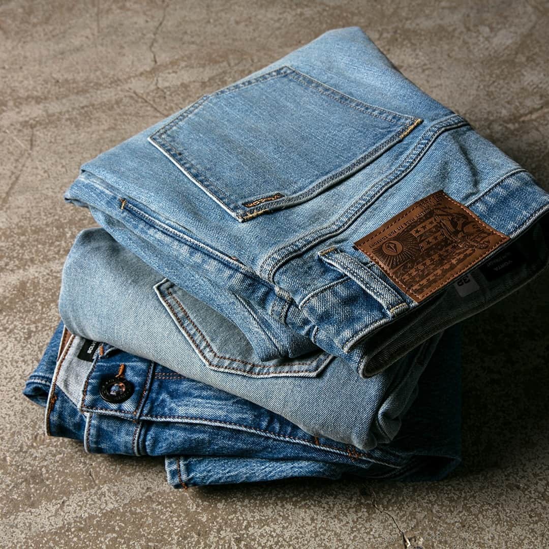ボルコムのインスタグラム：「Down to experiment with a lighter wash?! 👖  #VolcomBrandJeans #DownForThis #TrueToThis」