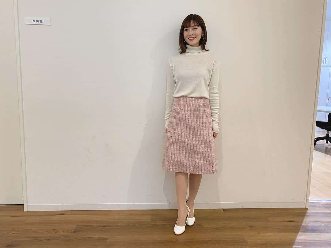 中村秀香のインスタグラム：「今朝は #すまたん ありがとうございました！  ツイード生地のスカート👗 淡いピンク色に 少し春らしさを感じました🌸」