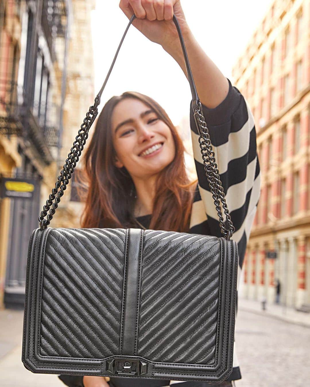 レベッカミンコフのインスタグラム：「Because you deserve a bag that can hold all your essentials 🙌🏼」