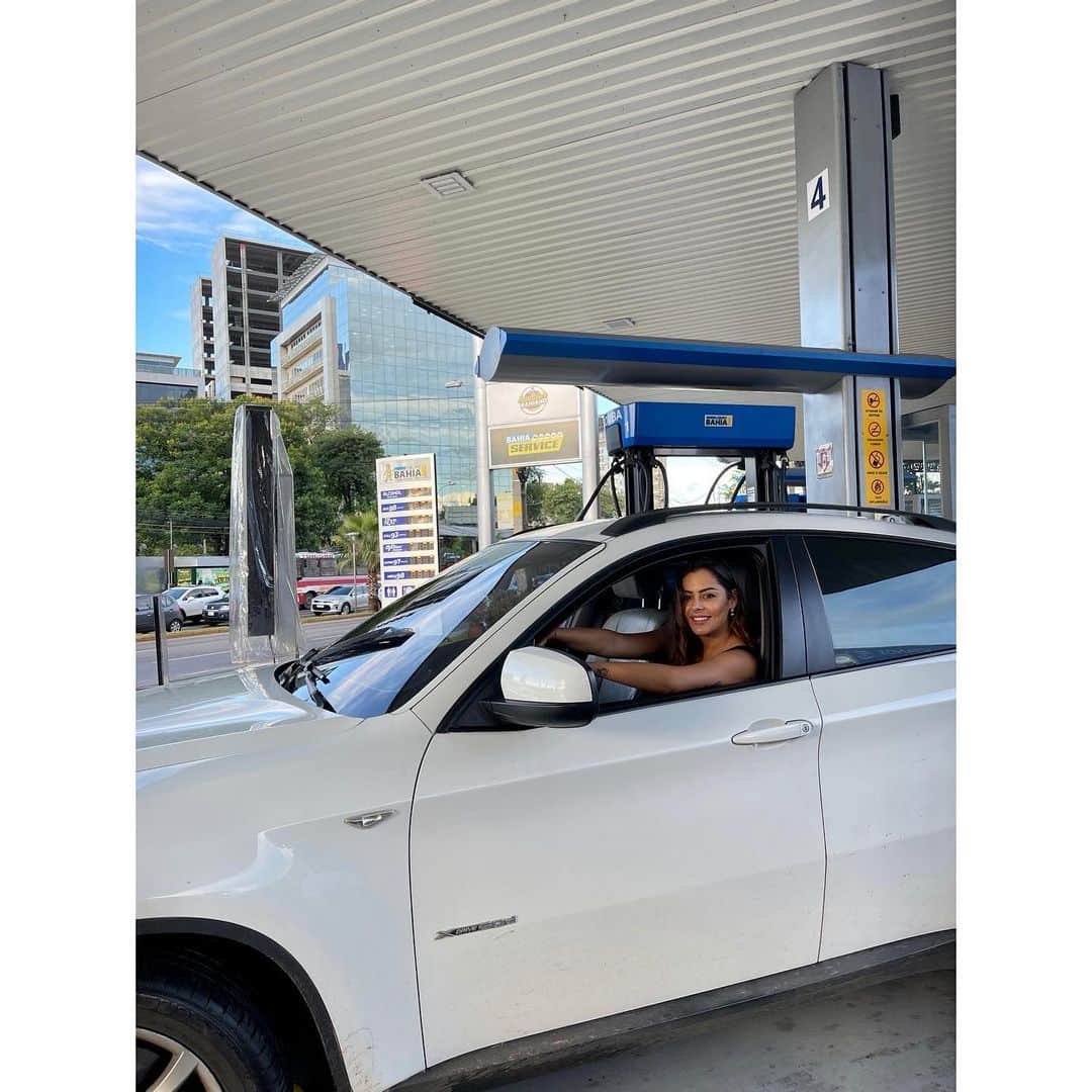 ラリッサ・リケルメさんのインスタグラム写真 - (ラリッサ・リケルメInstagram)「Arranco el día..! ✨ #laboral  Pero antes pasamos por @estaciones_bahia  A recargar el mejor combustible con la más alta calidad, el mejor precio...!  Un diésel más limpio, para un motor mas duradero...! 👏🏻🤩 Yo le cargo el #evodieselpremium  #retiene el 99% de agua e impureza  #protege el #sistema integral de inyección  ⛽️baja la emisión de humo contaminado  ⛽️ alarga la vida de los filtros  Lo más importante para nosotros 👍 Y si hacemos un sorteo..? 🤩」2月5日 0時22分 - larissariquelme