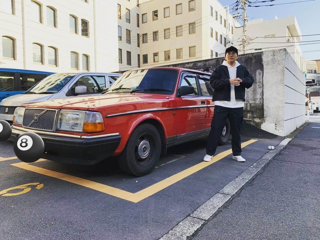 亜生さんのインスタグラム写真 - (亜生Instagram)「今、代車で赤240乗らせてもらってます。 もうすぐ返さないといけないので、記念に撮らせてもらいました。 #ボルボ240 #セダンとは別の良さがあります #街でボルボとすれ違う時 #見てないフリして #すごい横目で見ちゃう #むこうの運転手の人が #手挙げてくれる時ある #うれしい #歩いてるおじさんたちがすごい見てくる時ある #うれしい #車の調子おかしい時 #機嫌悪いって言う #かわいい #とりあえず駐車したら写真撮る #できれば運転してるところも撮って欲しい #オールペンしてるのもいいけど #純正もいい  #洋服は #unfil」2月5日 0時22分 - aseihurricane