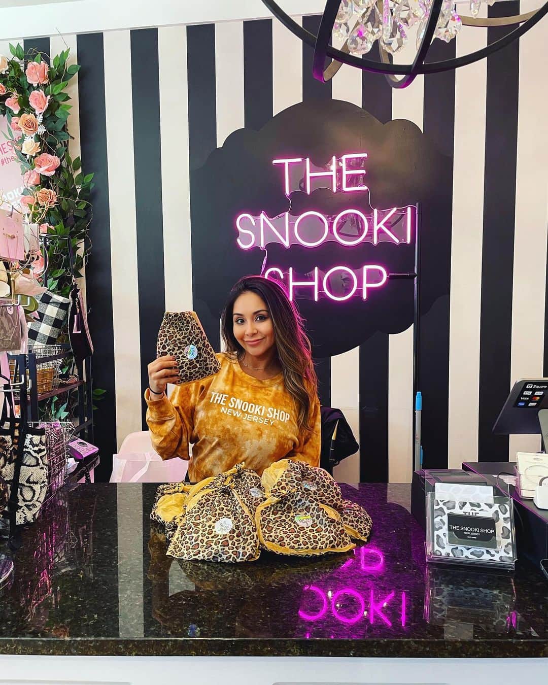 ニコール・ ポリッツィのインスタグラム：「I made goodie bags for my Mawma’s🥰 Every purchase IN STORE (in both locations)  gets one, today only!! @thesnookishop 🖤 #thesnookishop」