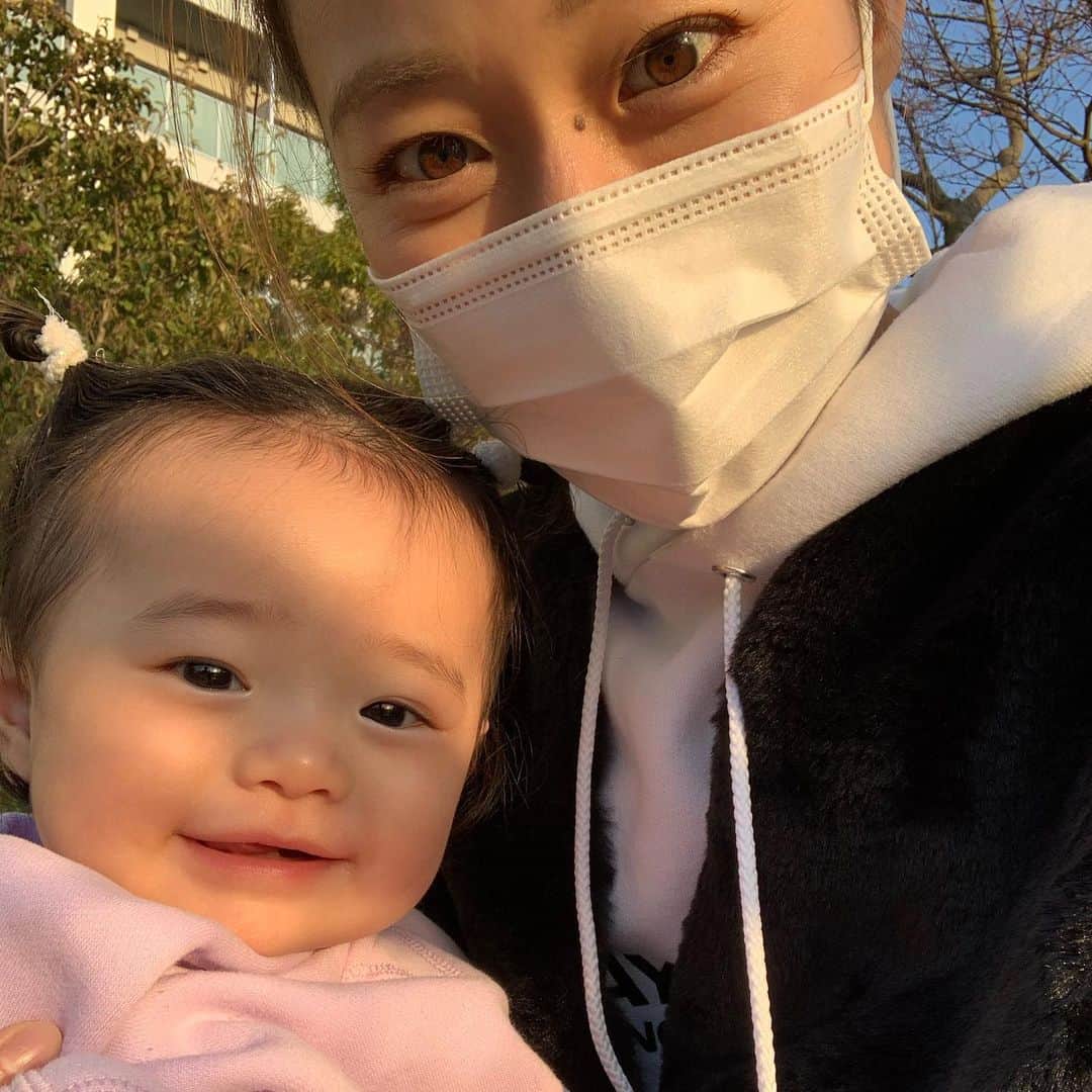 のインスタグラム：「9ヶ月頃の衣琉茉❣️❣️❣️」