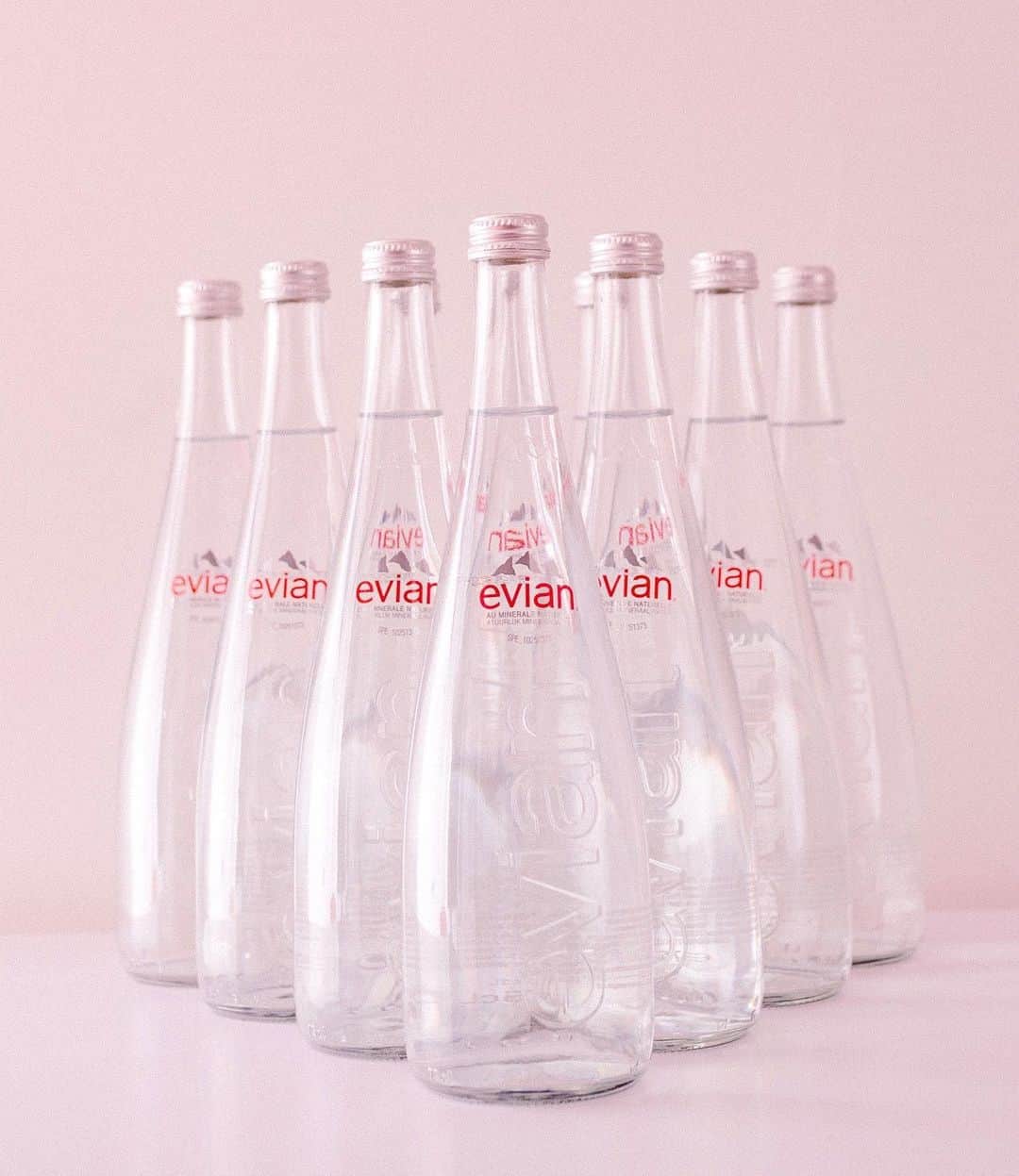 evianのインスタグラム：「Stay hydrated and make sure your friends are too!  #stayhydrated #evian #evianwater」