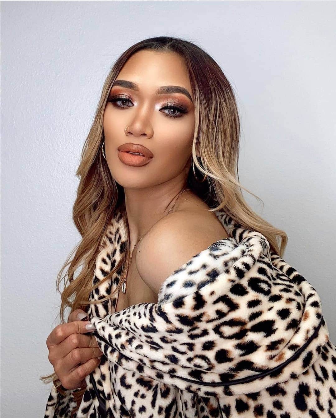 the Balmのインスタグラム：「@che.Mosley in our clean and green Brow Pow (shade: dark brown) these versatile brow powders also double as a shadow 🔥   #thebalm #thebalmcosmetics #thebalmeu #makeup #cleanbeauty #crueltyfreebeauty #glam #browpowder」
