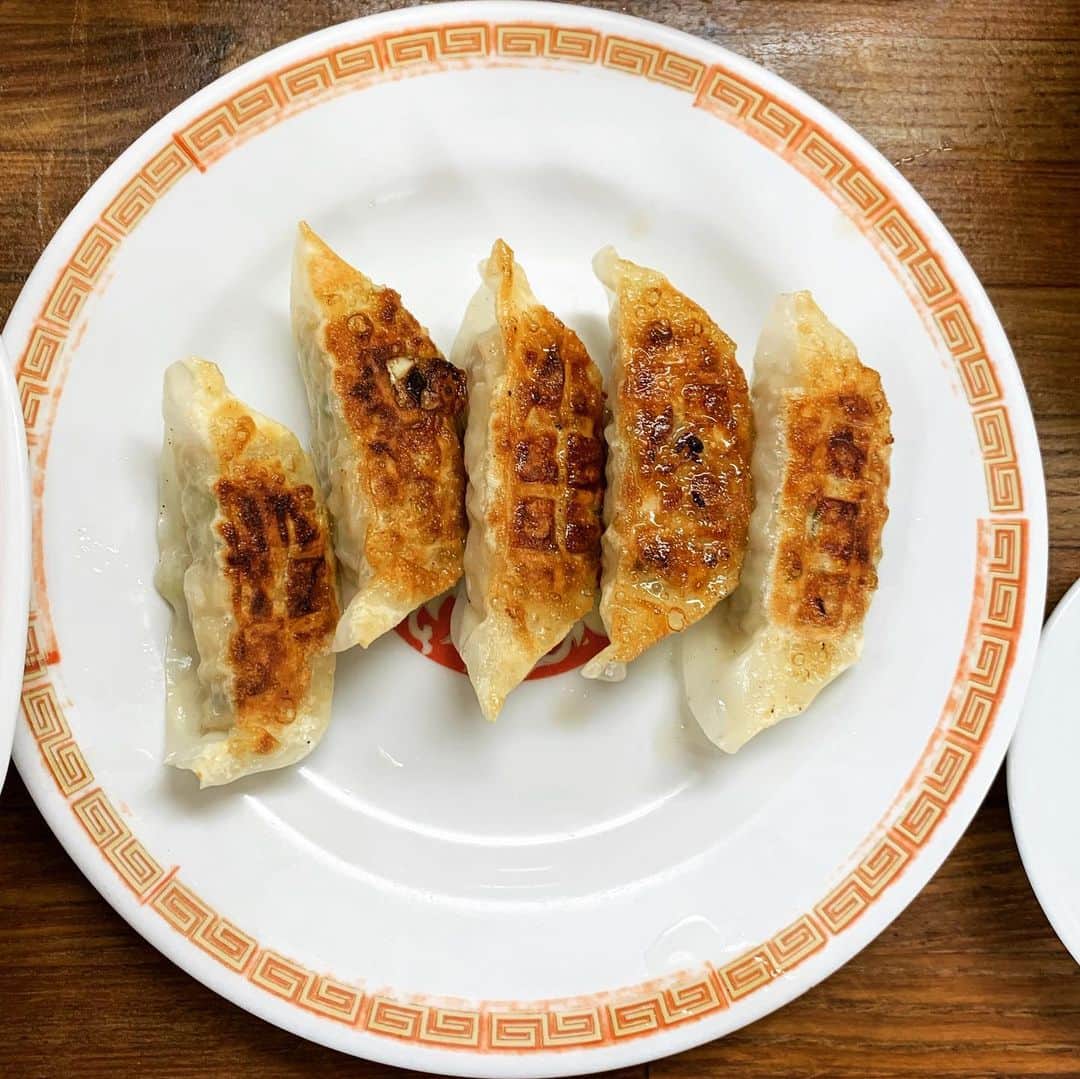 渡辺祐のインスタグラム：「錦糸町「亀戸ぎょうざ 錦糸町店」 #餃子 #炒飯 換気優先。寒気餃子を冷ます。がしかし、なんの文句がありましょうや。ワタシの大好物の「戸がない店」に限りなく近いわけで。」