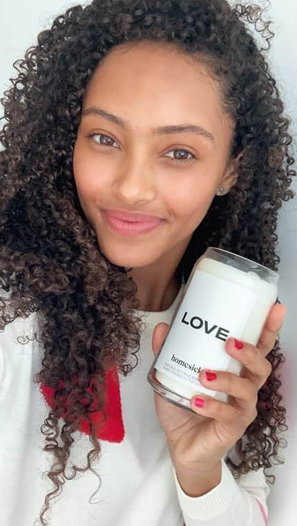 ロック&リパブリックのインスタグラム：「Find the cutest Galentine’s Day gifts for your besties. From matching heart sweaters and the sweetest shades of lipsticks, to Instax cameras and cozy socks, there are tons of ways to show your love. Pack the perfect gift box, seal it with a kiss and leave it at her door! Shop gifts for all your Galentines at Kohl’s and Kohls.com.」