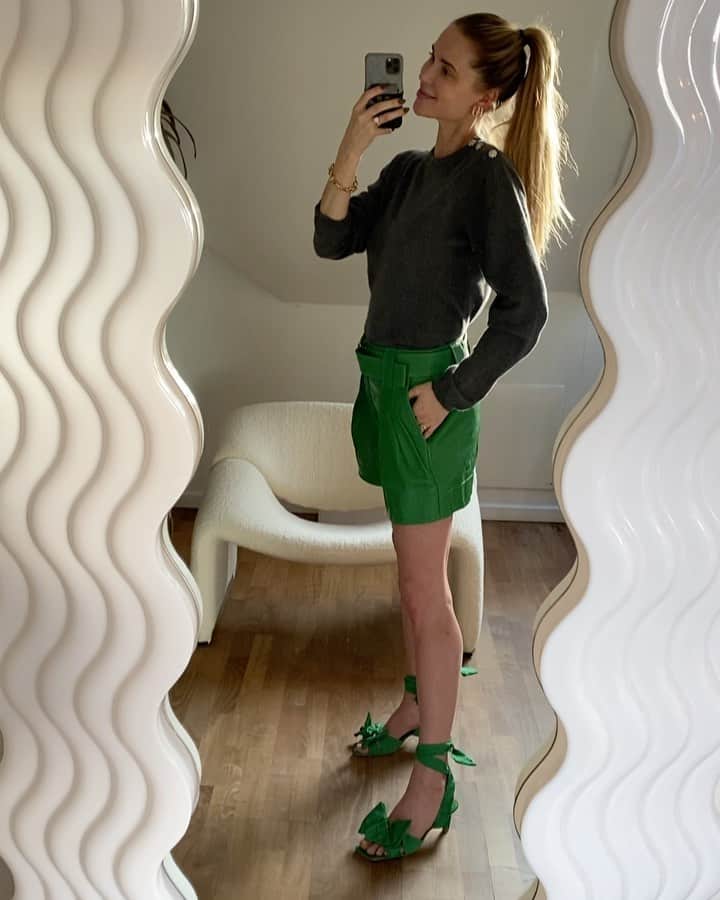 ペニーレ・タイスベックのインスタグラム：「Supporting my @ganni family from home💚 tune in to watch live at 5PM🍀」
