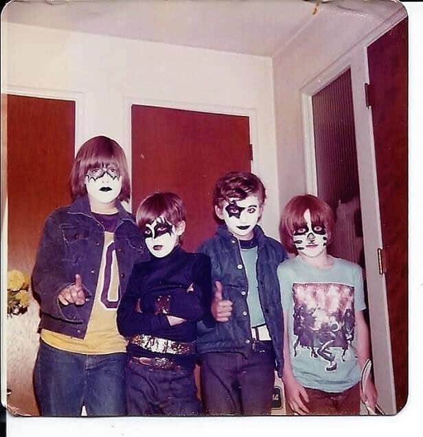 KISSさんのインスタグラム写真 - (KISSInstagram)「#ThrowbackThursday: Thanks #KISSARMY for sharing your 1970's #KISSMemories. AWESOME!  What's the oldest personal #KISS related photo you have? We'd love to see it.  Show us on KISSONLINE.COM's letters page.」2月5日 0時37分 - kissonline