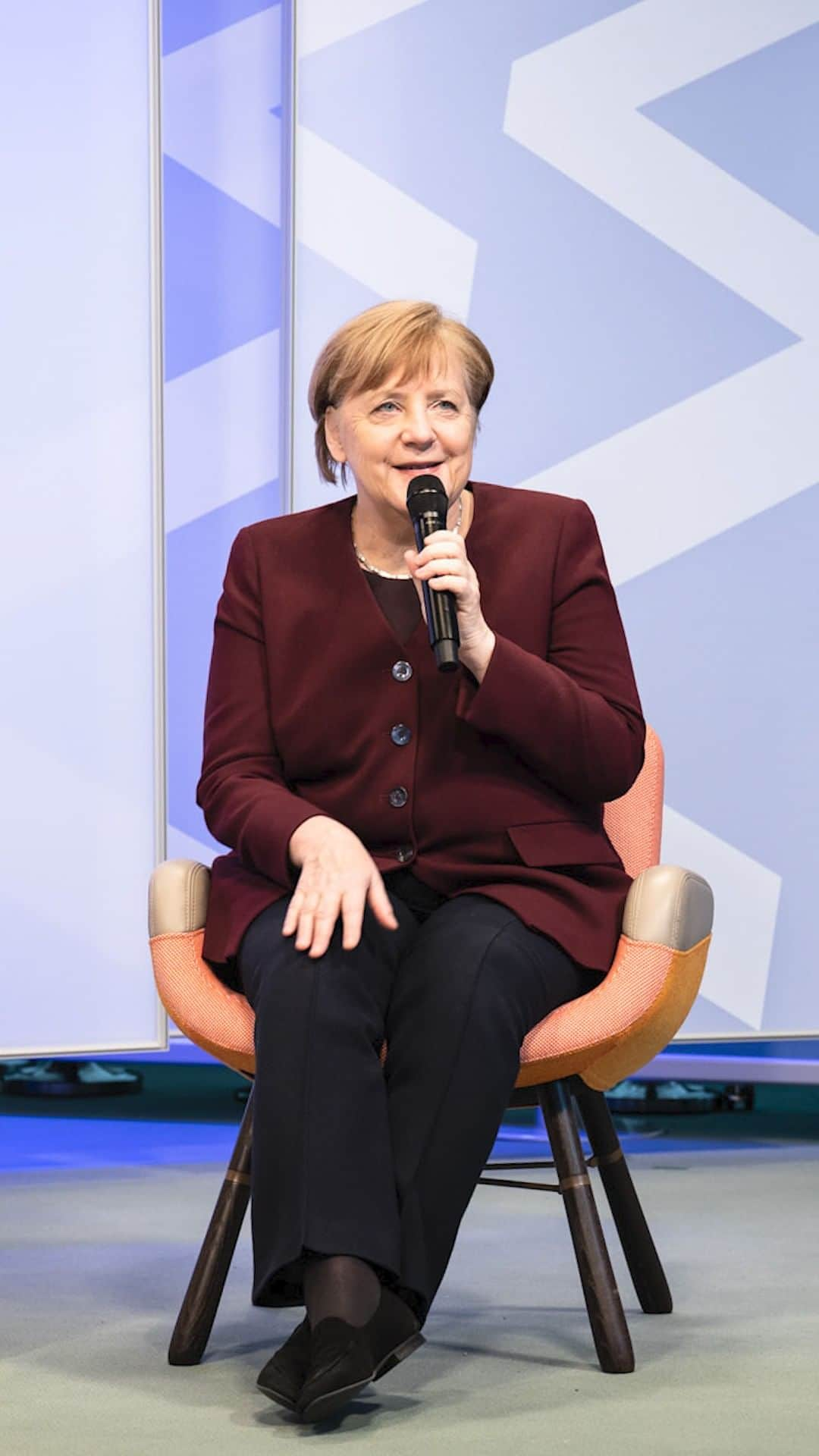 アンゲラ・メルケルのインスタグラム：「Wie erleben Eltern von Kindern im Kita- und Schulalter die Monate der Pandemie? Was fordert sie besonders heraus? Darüber sprach Kanzlerin Merkel heute mit Eltern aus ganz Deutschland. Es ist der fünften virtuelle Bürgerdialog der Reihe "Die Bundeskanzlerin im Gespräch".  #kanzlerin #bundeskanzlerin #merkel #corona #coronapandemie #covid19 #familie #kinder #familienincoronazeit #bürgerdialog」